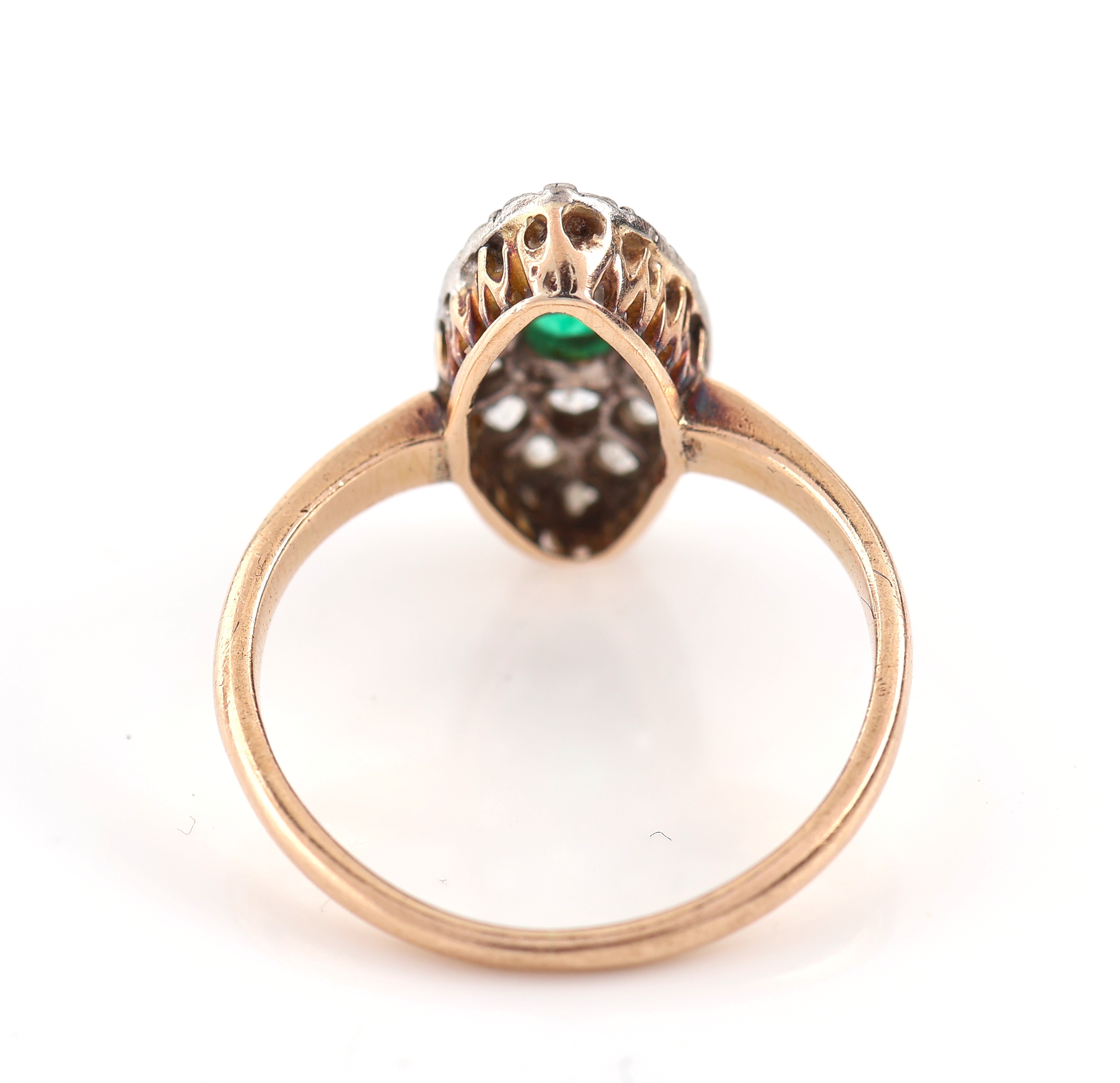 Detail d: 14 kt Gold Smaragd-Diamant-Ring, um 1900, GG 585/000, Ringkopf schauseitig Silber, erhaben gefasster rundfacett. Smaragd ca. 0.20ct, 16 ...
