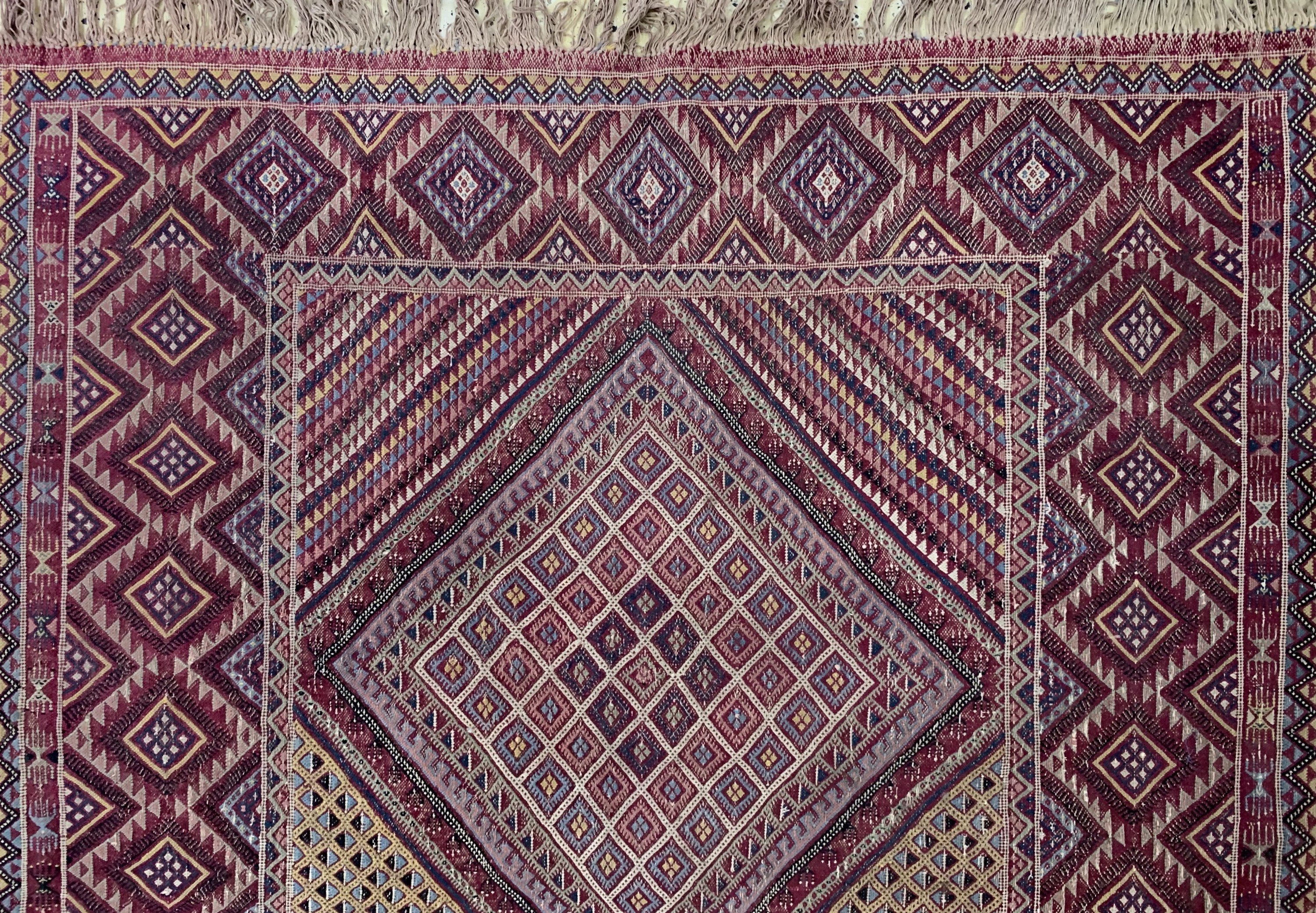Detail e: Antiker Cicim, Türkei, um 1900, Wolle auf Baumwolle, ca. 240 x 180 cm, EHZ: 2(kleines Loch),aus Sammlungsauflösung