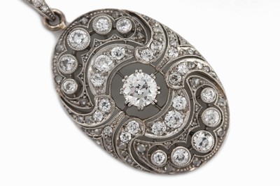 26853636a - Platin Art Deco Diamant-Anhänger, um 1920, Pt gepr., oval, durchbrochen ...