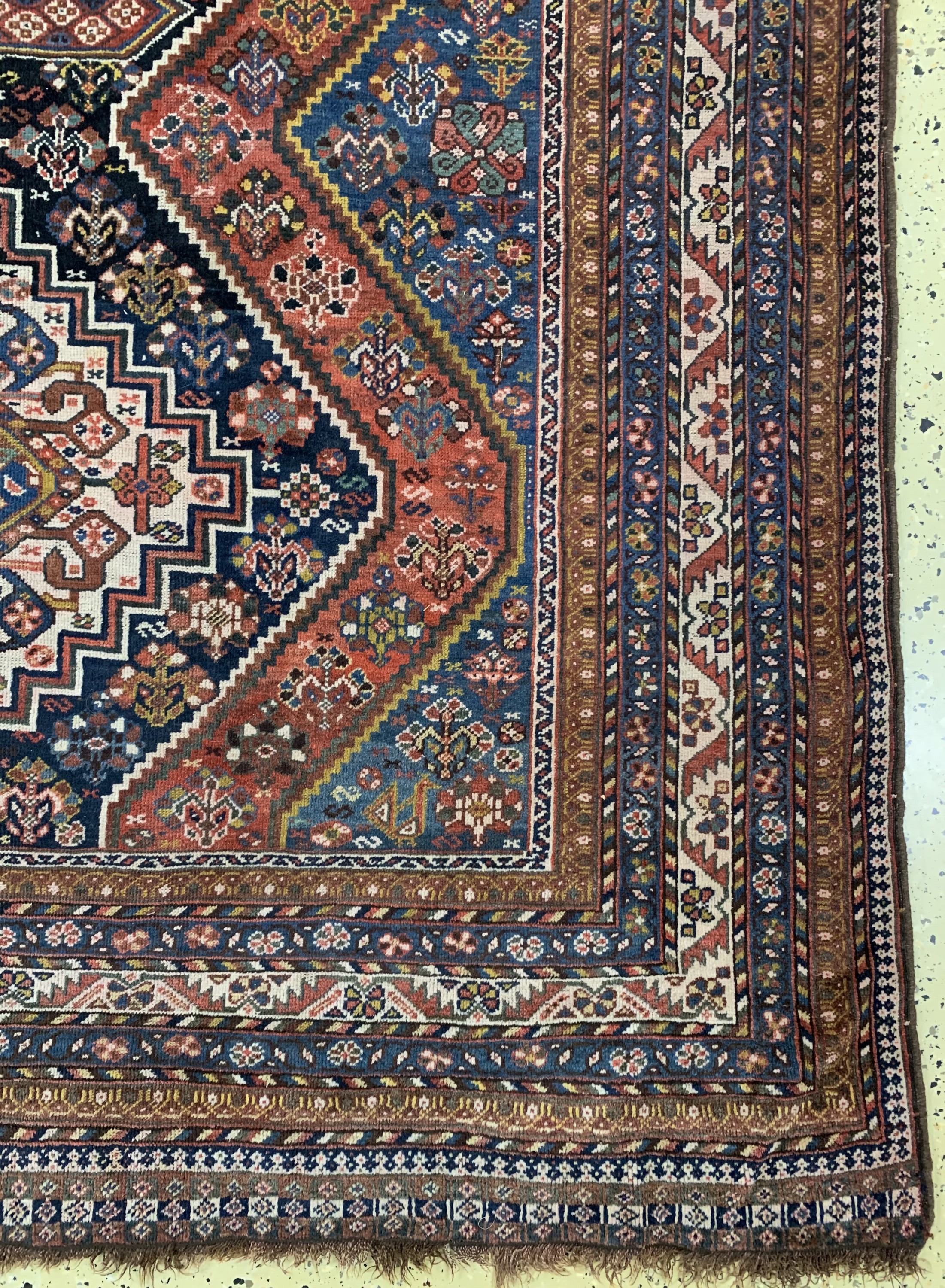 Detail a: Ghaschgai fein antik, Persien, 19.Jhd, Wolle auf Wolle, ca. 325 x 180 cm, EHZ: 2-3, (restauriert)aus Sammlungsauflösung