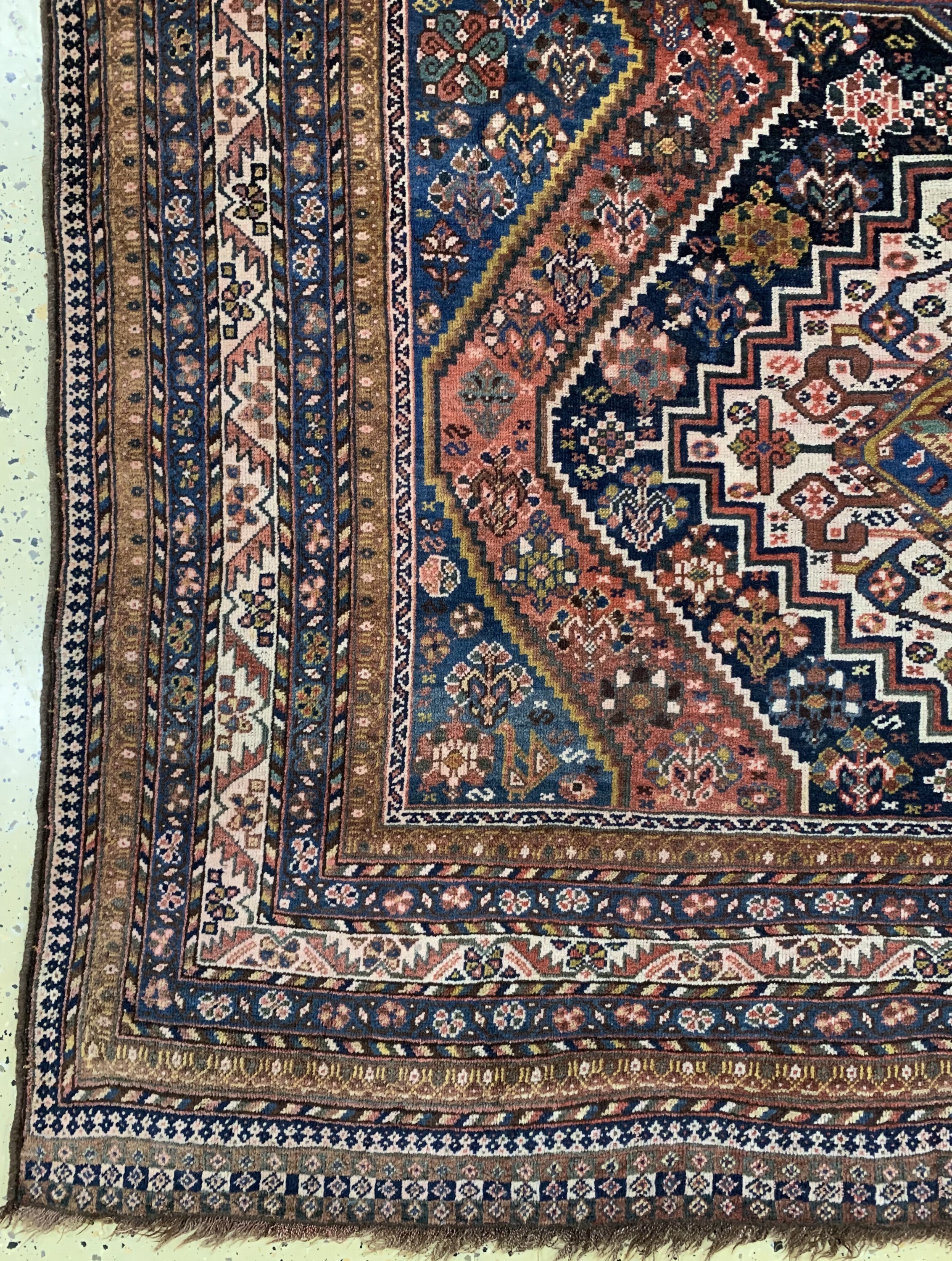 Detail b: Ghaschgai fein antik, Persien, 19.Jhd, Wolle auf Wolle, ca. 325 x 180 cm, EHZ: 2-3, (restauriert)aus Sammlungsauflösung