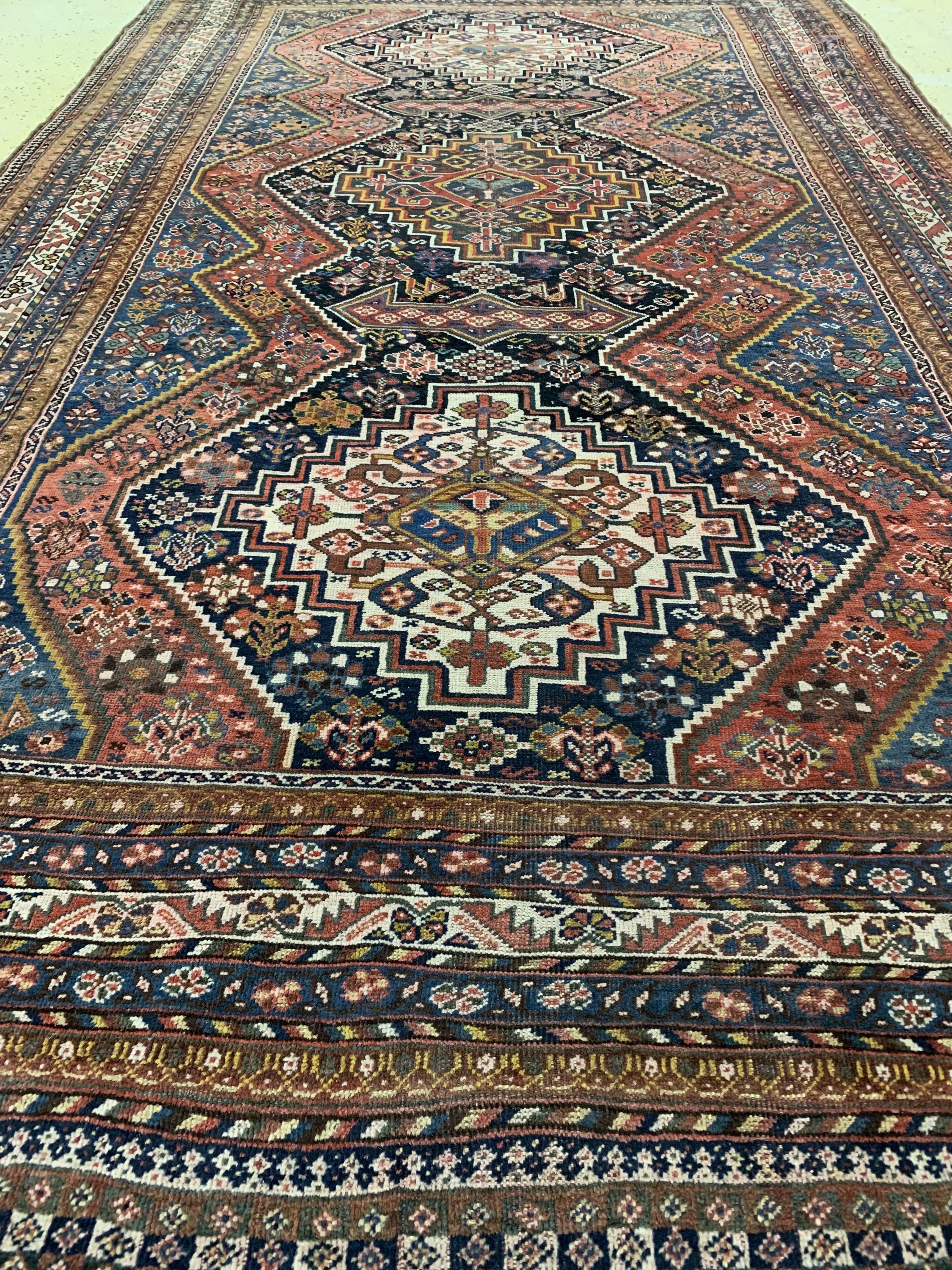 Detail f: Ghaschgai fein antik, Persien, 19.Jhd, Wolle auf Wolle, ca. 325 x 180 cm, EHZ: 2-3, (restauriert)aus Sammlungsauflösung