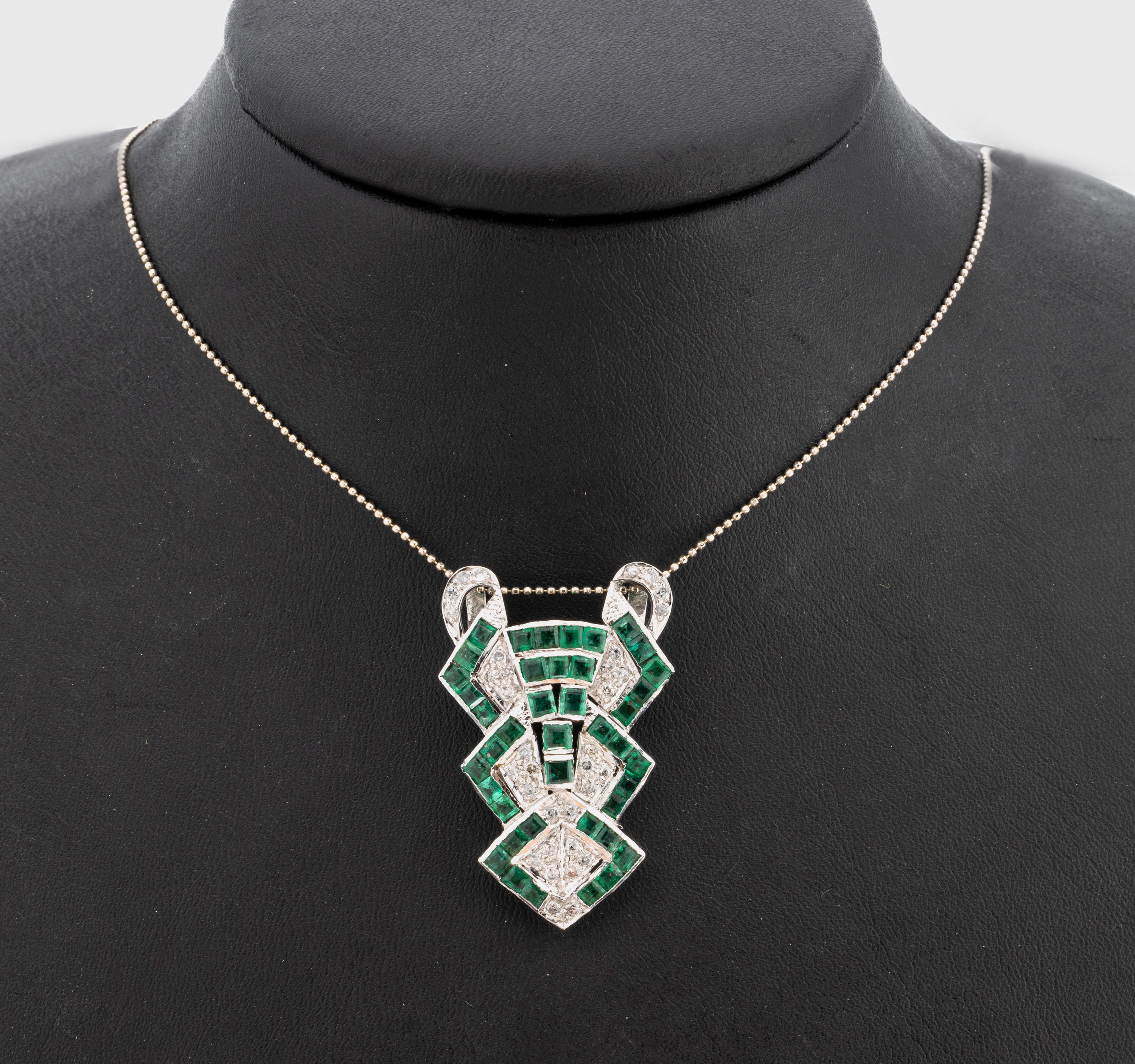 8 kt Gold Smaragd-Brillant-Anhänger, WG 333/000 gepr., im Stil des Art Deco, geometrisch, 41 Smaragd-Carrees zus. ca. 5.0 ct, 34 Brillanten zus. ...