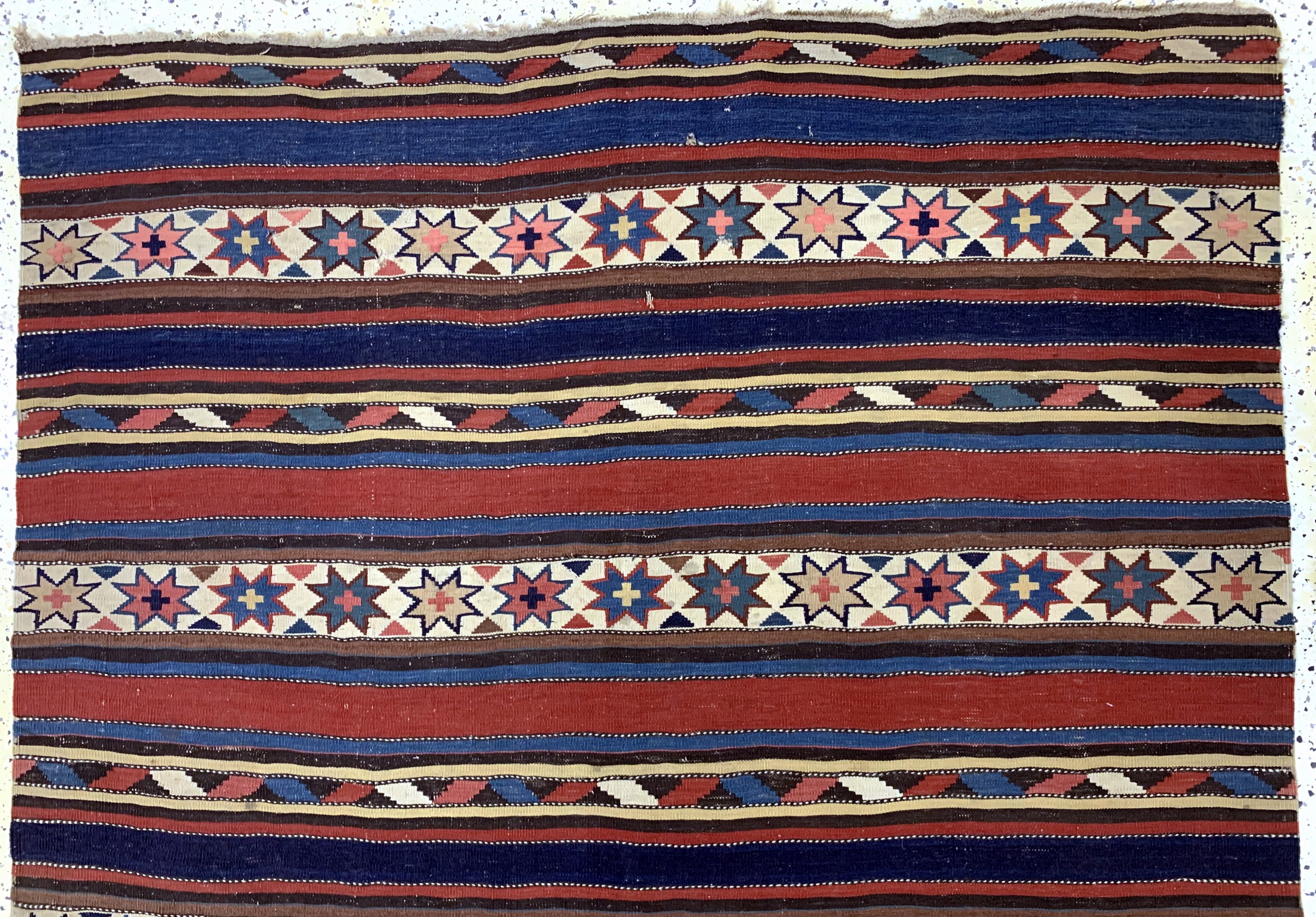 Detail a: Schirwan Kelim antik, Kaukasus, 19.Jhd, Wolle auf Wolle, ca. 275 x 155 cm, EHZ: 3 (kleine Löcher),aus Sammlungsauflösung