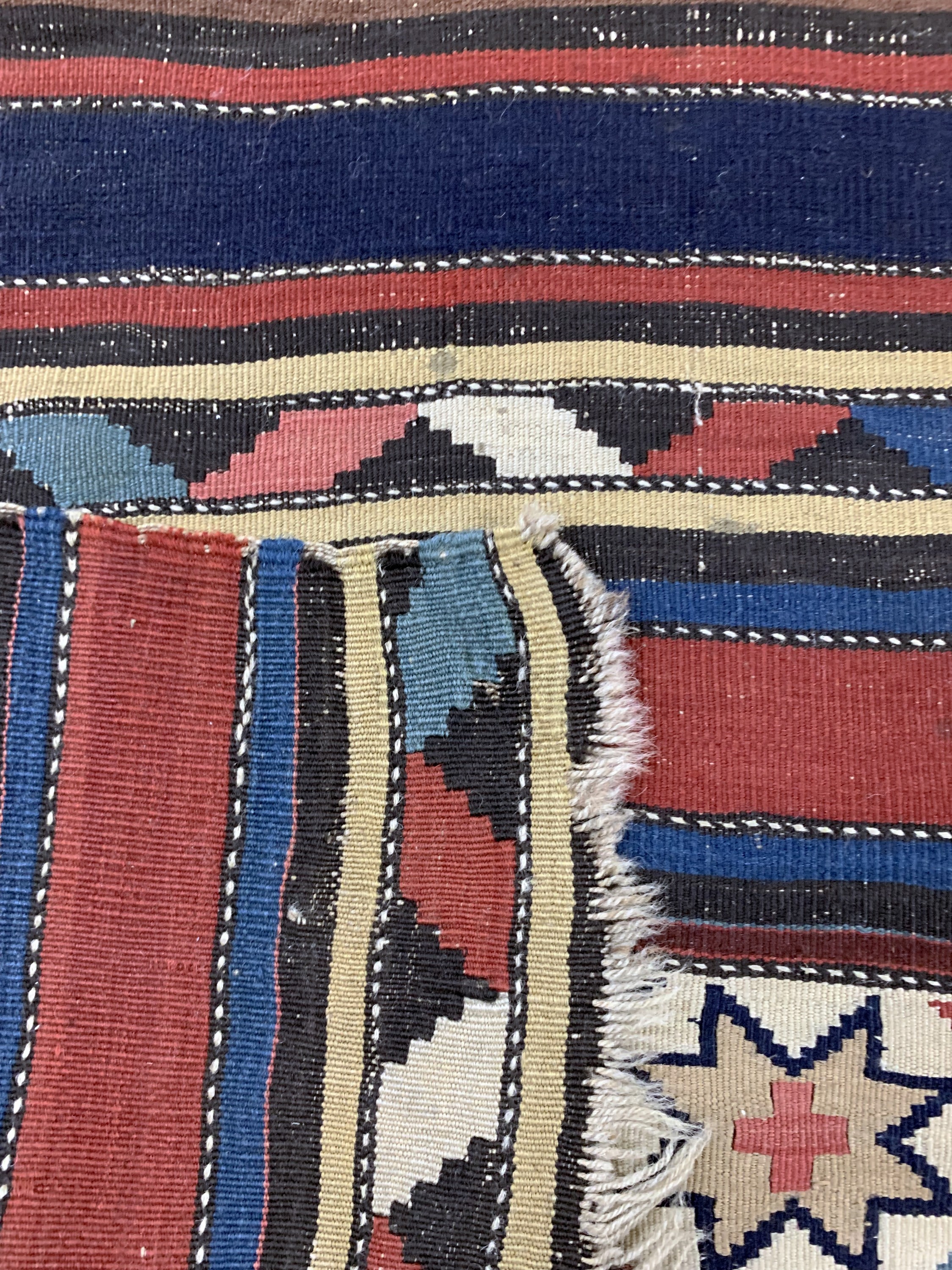 Detail e: Schirwan Kelim antik, Kaukasus, 19.Jhd, Wolle auf Wolle, ca. 275 x 155 cm, EHZ: 3 (kleine Löcher),aus Sammlungsauflösung