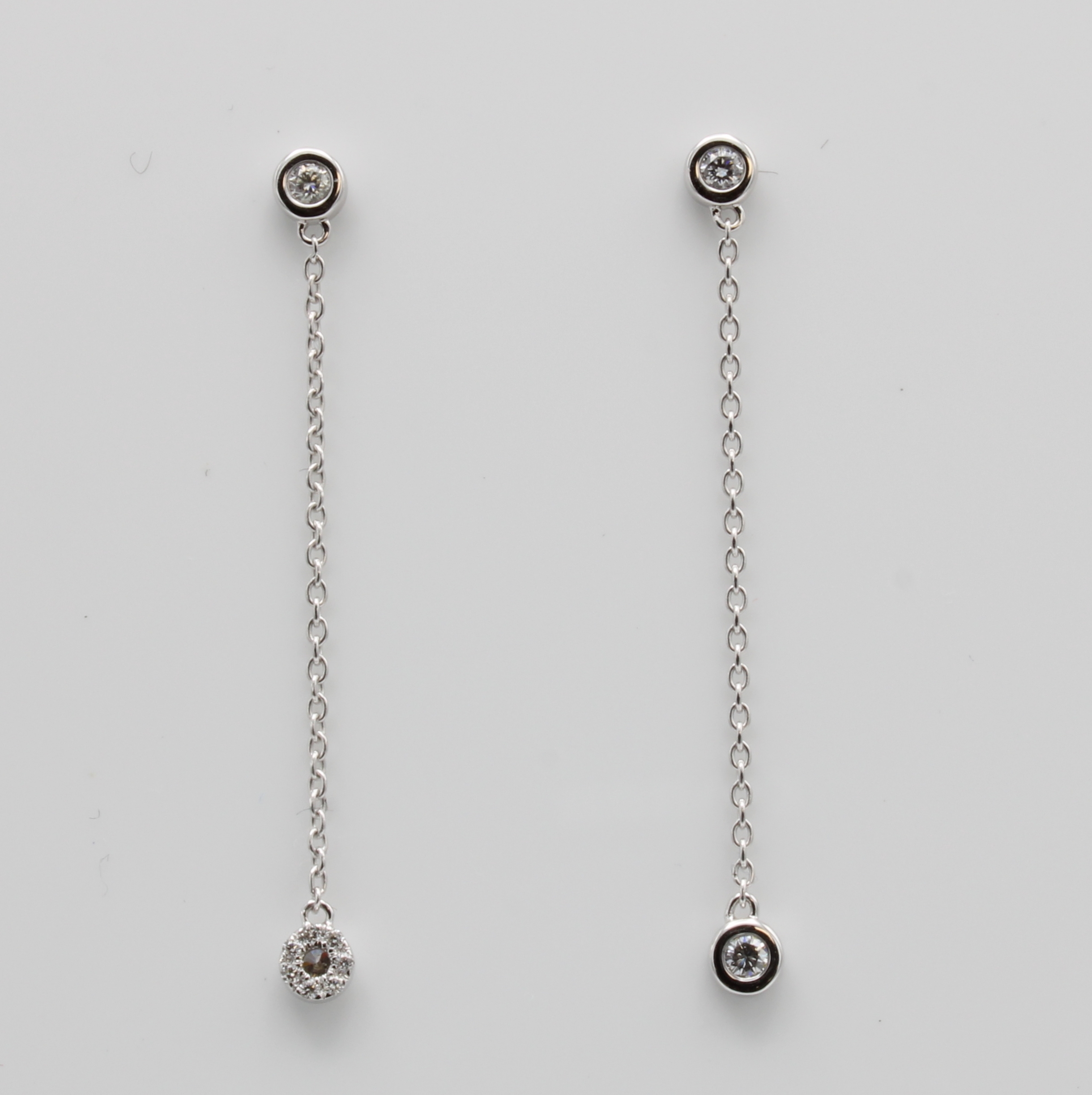 Image 26853819 - Paar Ohrgehänge mit Brillanten, WG 750/000, 4 Brill. in Zargenfassung zus. ca. 0.14 ct ...