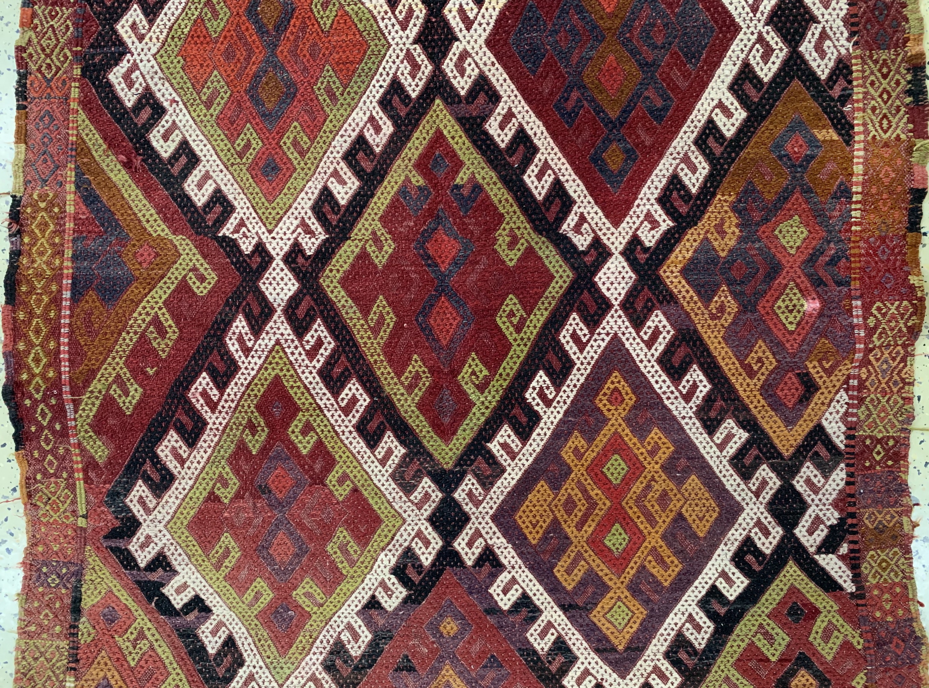 Detail b: Obruk Cicim antik, Türkei, um 1900, Wolle auf Wolle, ca. 200 x 120 cm, EHZ: 2, (kleine Löcher)