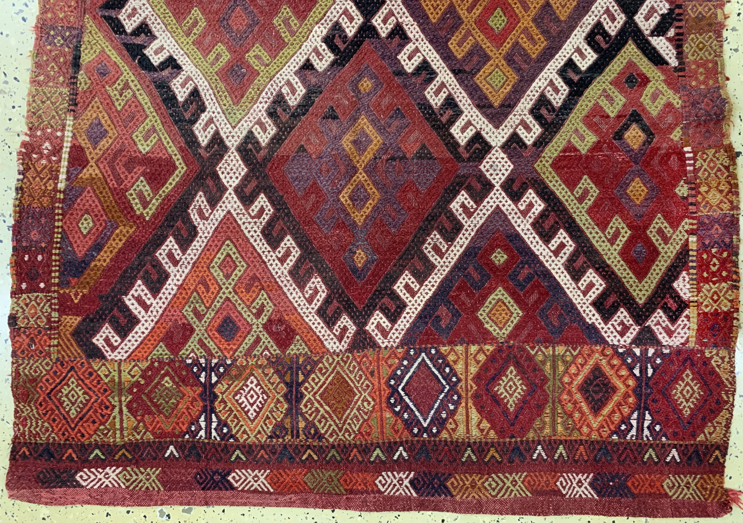 Detail c: Obruk Cicim antik, Türkei, um 1900, Wolle auf Wolle, ca. 200 x 120 cm, EHZ: 2, (kleine Löcher)