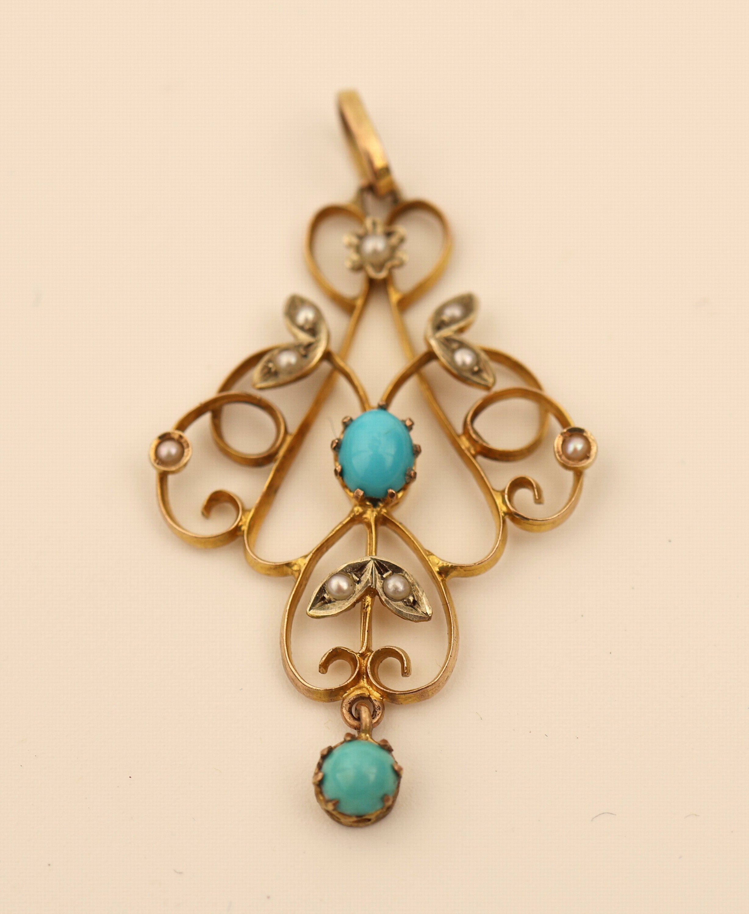 Detail a: 9 kt Gold Türkis-Perl-Anhänger, um 1900, GG375/000 gepr., wohl England, floral, geschwungen, kl. Türkis-Cabochons und kl. Flussperlen, ca. 4.5 x ...