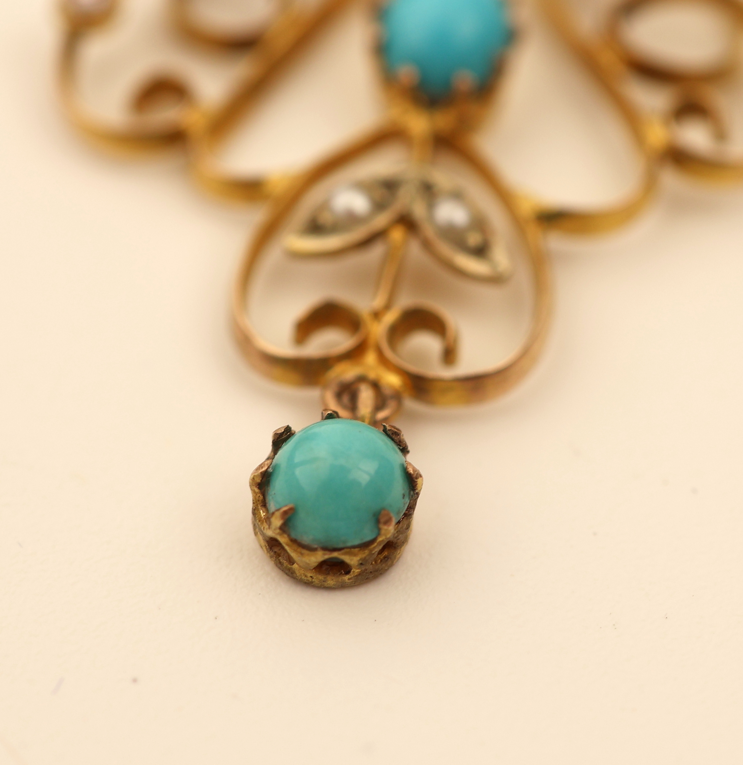 Detail b: 9 kt Gold Türkis-Perl-Anhänger, um 1900, GG375/000 gepr., wohl England, floral, geschwungen, kl. Türkis-Cabochons und kl. Flussperlen, ca. 4.5 x ...