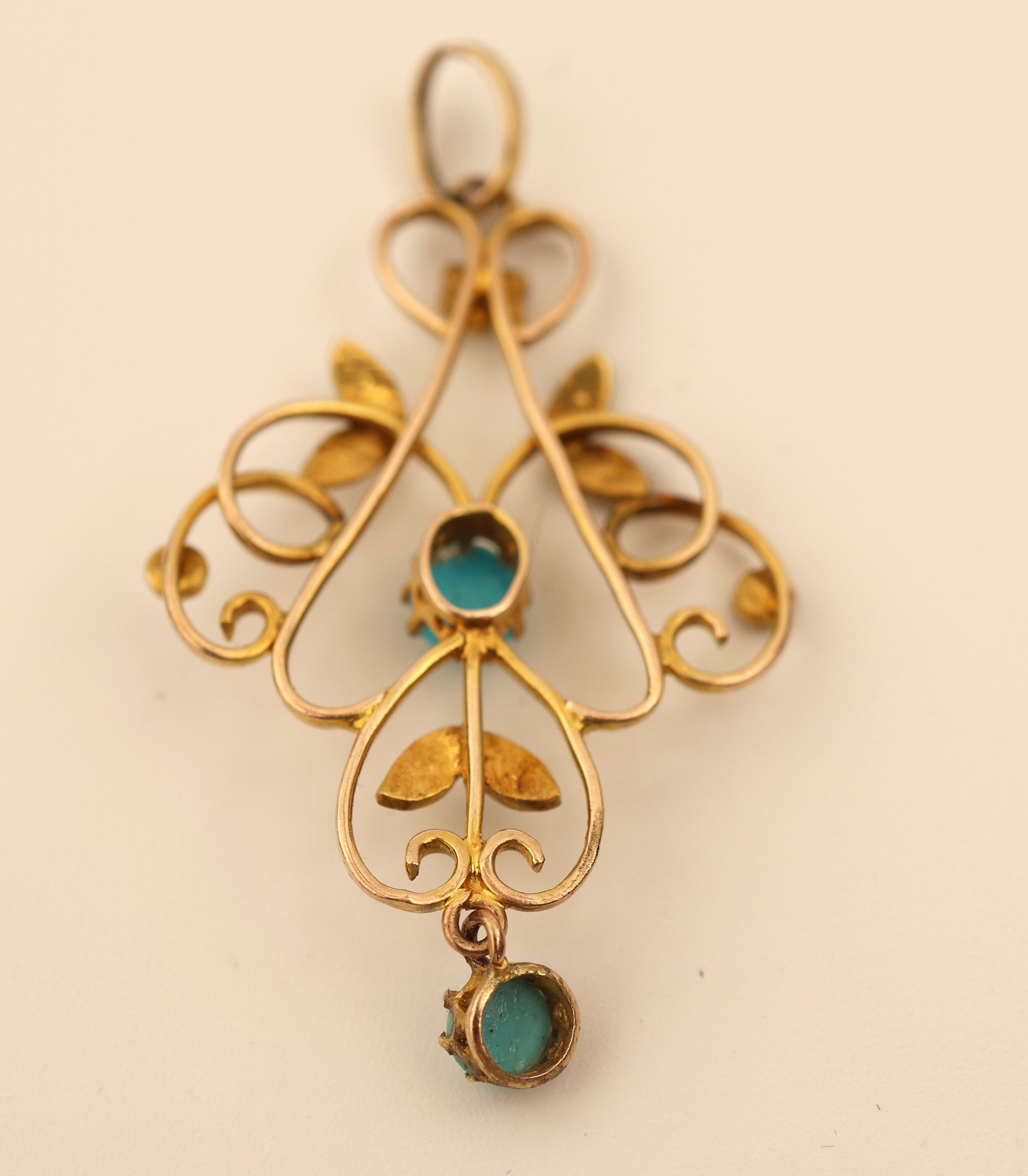 Detail d: 9 kt Gold Türkis-Perl-Anhänger, um 1900, GG375/000 gepr., wohl England, floral, geschwungen, kl. Türkis-Cabochons und kl. Flussperlen, ca. 4.5 x ...