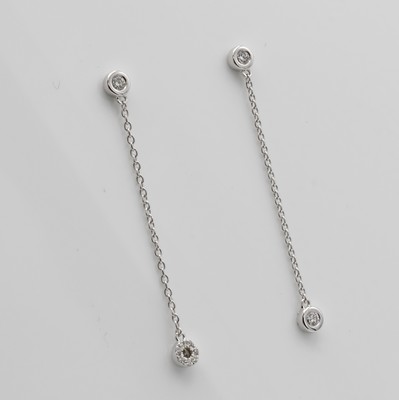 26853819a - Paar Ohrgehänge mit Brillanten, WG 750/000, 4 Brill. in Zargenfassung zus. ca. 0.14 ct ...