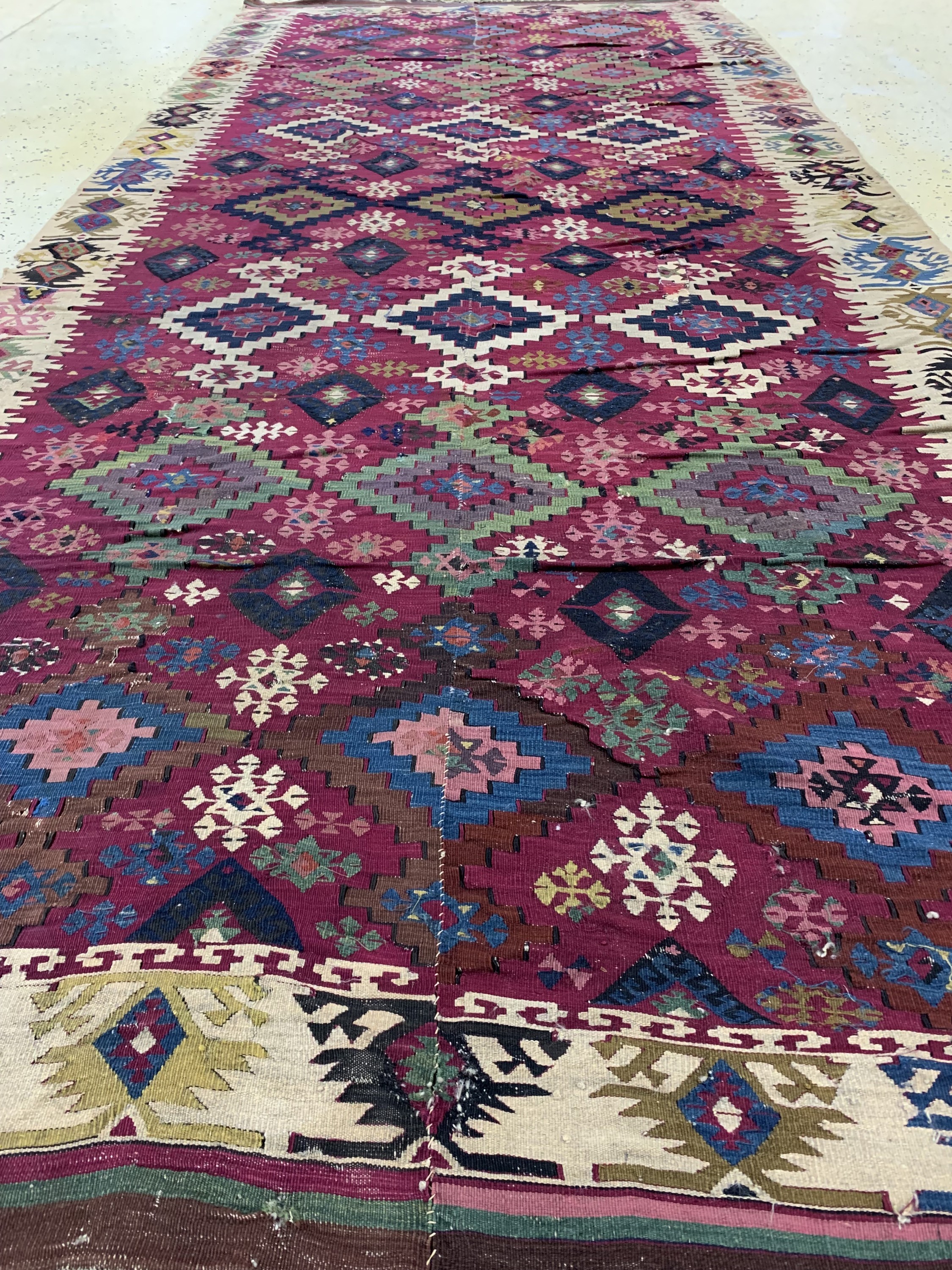 Detail e: Antiker Konya Kelim, Türkei, 19.Jhd, Wolle auf Wolle, ca. 375 x 165 cm, EHZ: 4, (kleine Löcher & Restaurierungen),aus Sammlungsauflösung