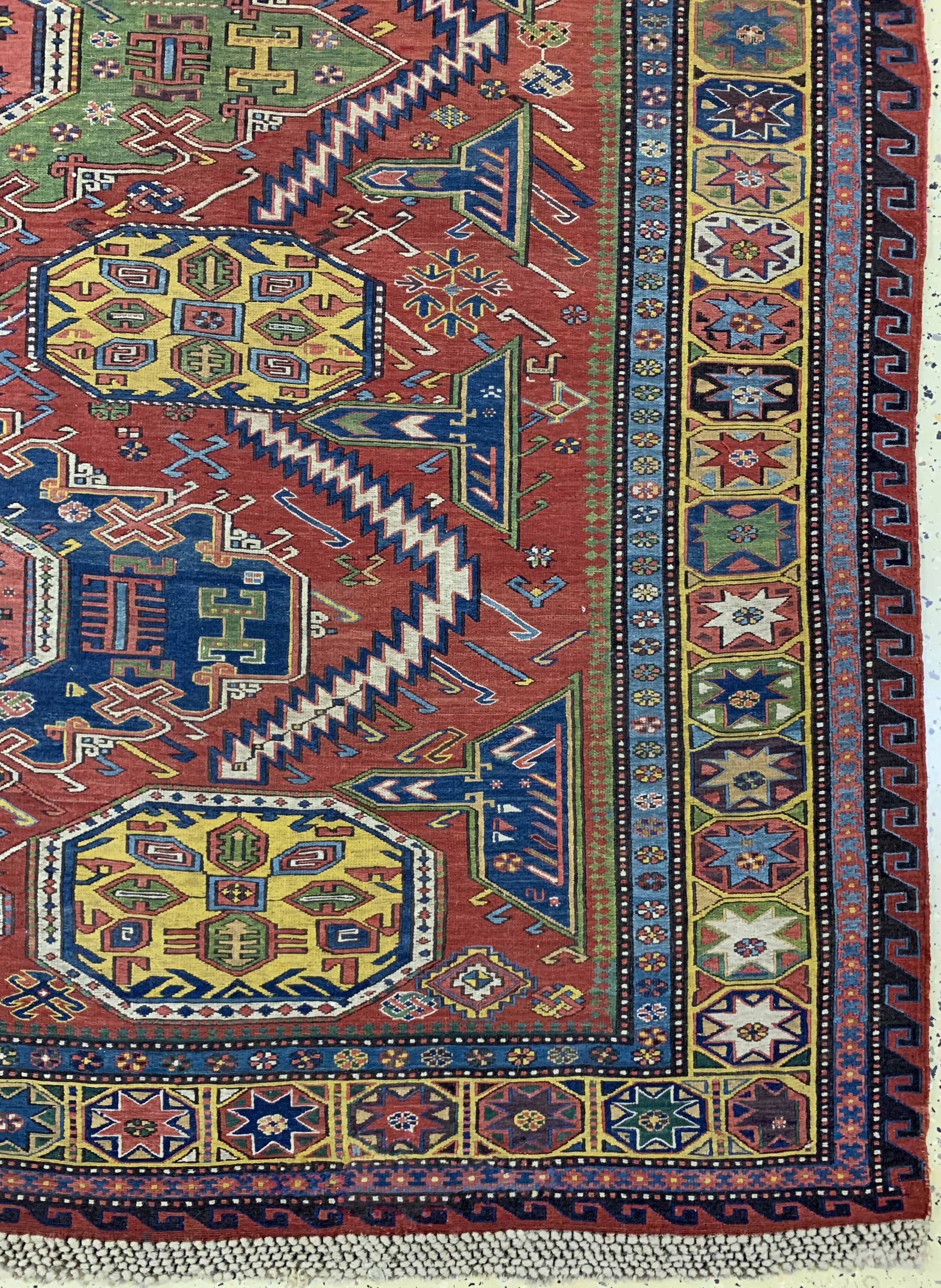 Detail a: Antiker Sumakh, Kaukasus, um 1900, Wolle auf Wolle, ca. 285 x 220 cm, EHZ: 2, (mittig zusammengesetzt),aus Sammlungsauflösung