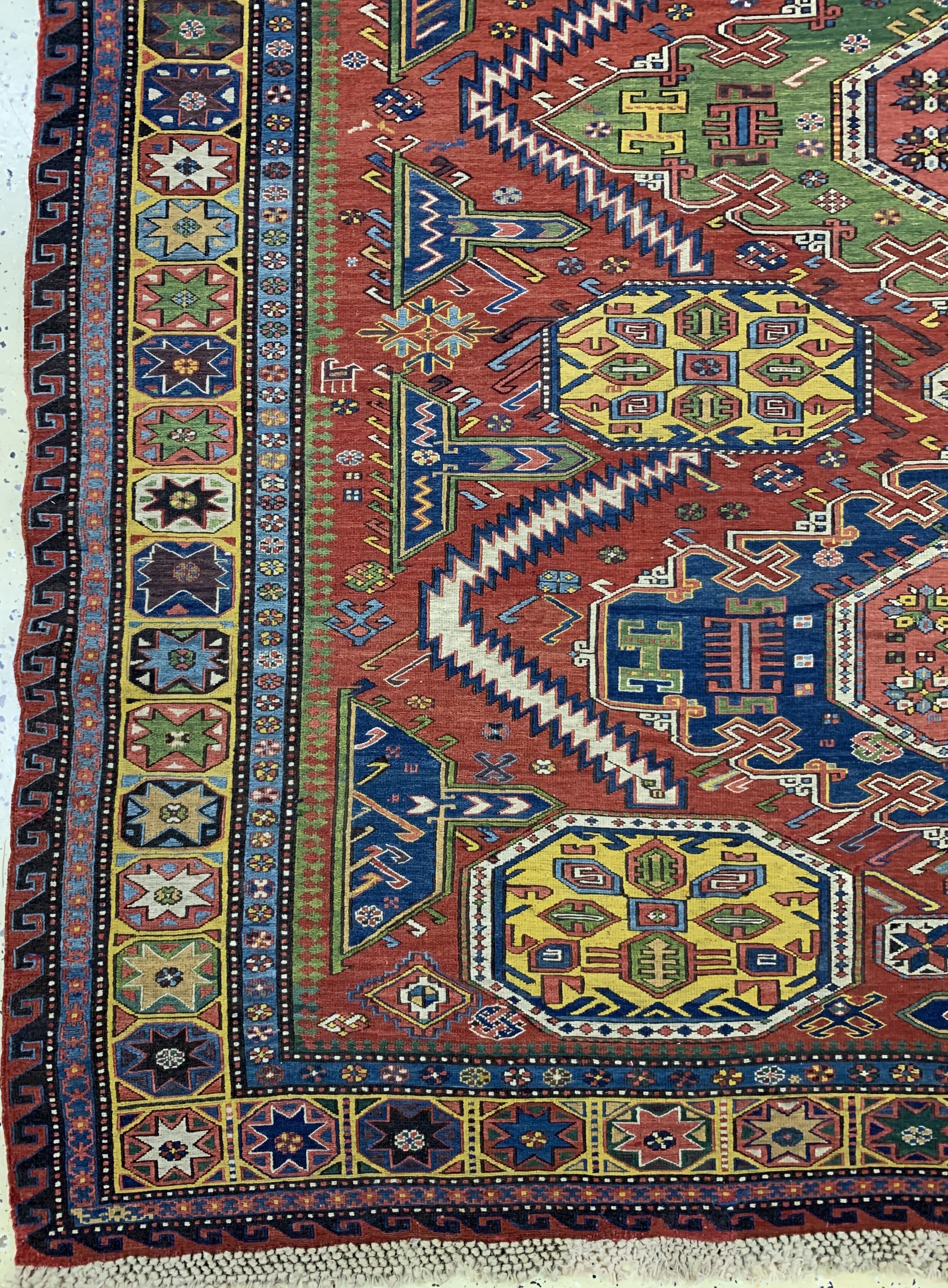 Detail b: Antiker Sumakh, Kaukasus, um 1900, Wolle auf Wolle, ca. 285 x 220 cm, EHZ: 2, (mittig zusammengesetzt),aus Sammlungsauflösung