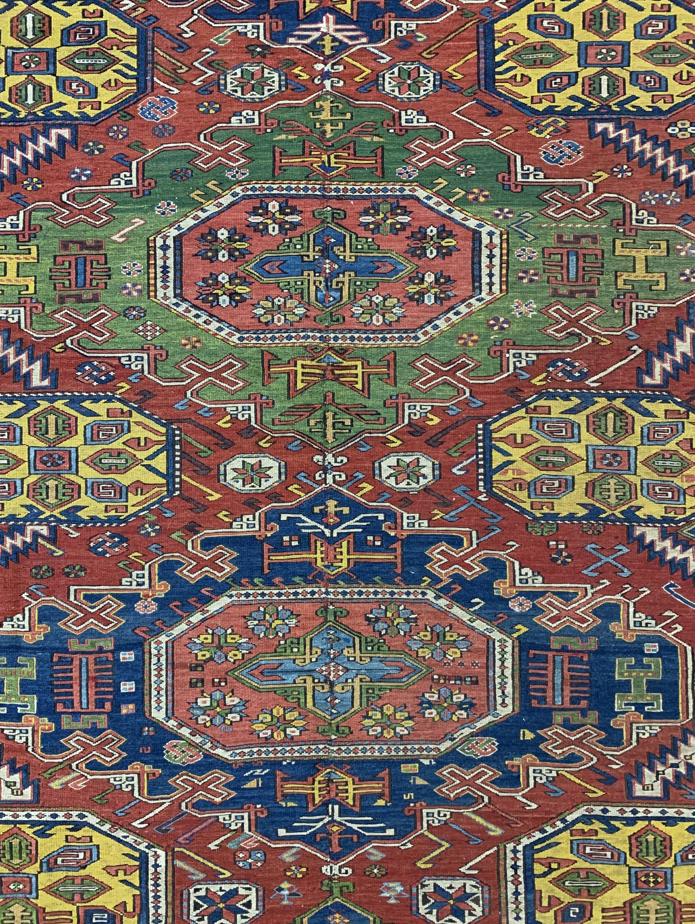 Detail c: Antiker Sumakh, Kaukasus, um 1900, Wolle auf Wolle, ca. 285 x 220 cm, EHZ: 2, (mittig zusammengesetzt),aus Sammlungsauflösung