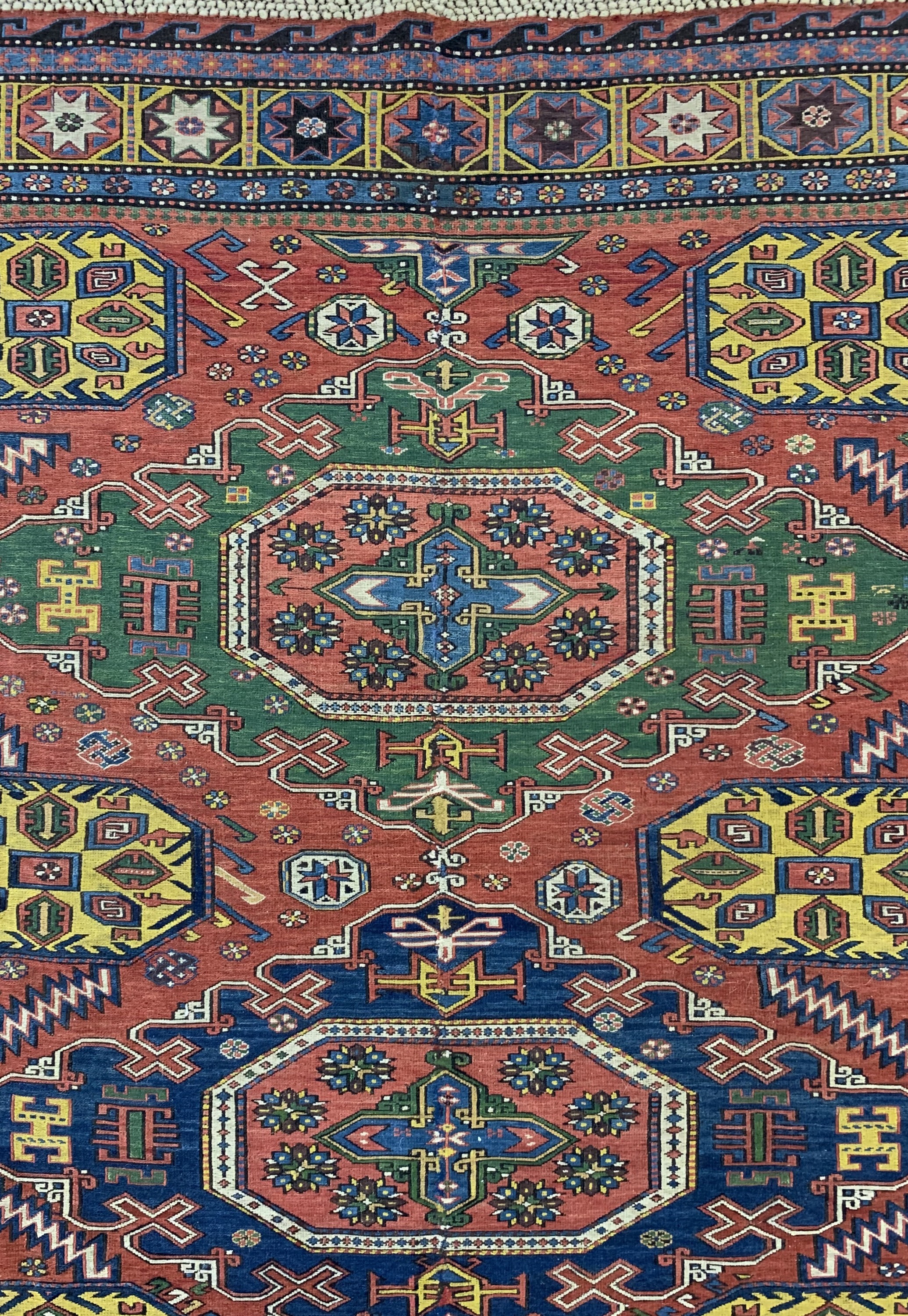 Detail d: Antiker Sumakh, Kaukasus, um 1900, Wolle auf Wolle, ca. 285 x 220 cm, EHZ: 2, (mittig zusammengesetzt),aus Sammlungsauflösung