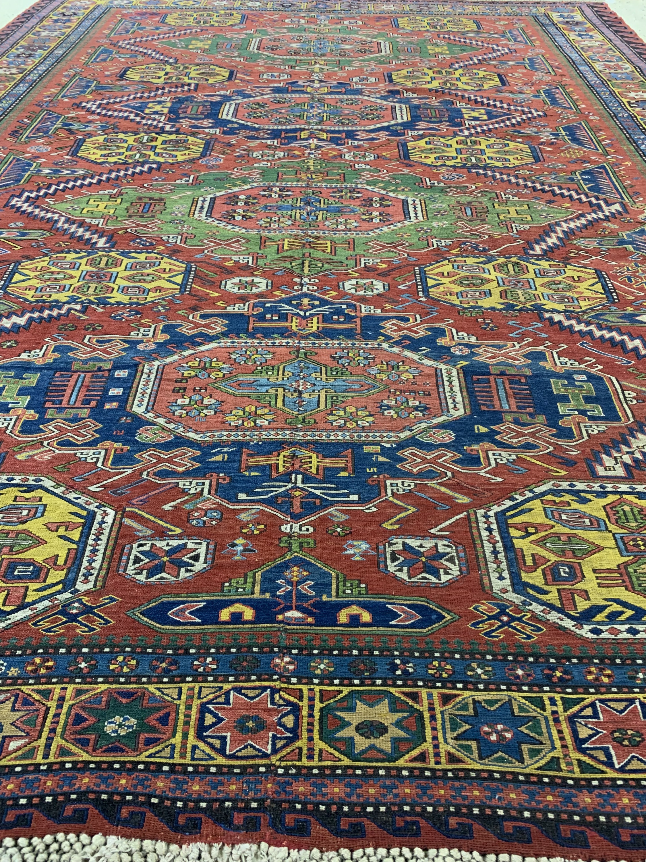 Detail g: Antiker Sumakh, Kaukasus, um 1900, Wolle auf Wolle, ca. 285 x 220 cm, EHZ: 2, (mittig zusammengesetzt),aus Sammlungsauflösung