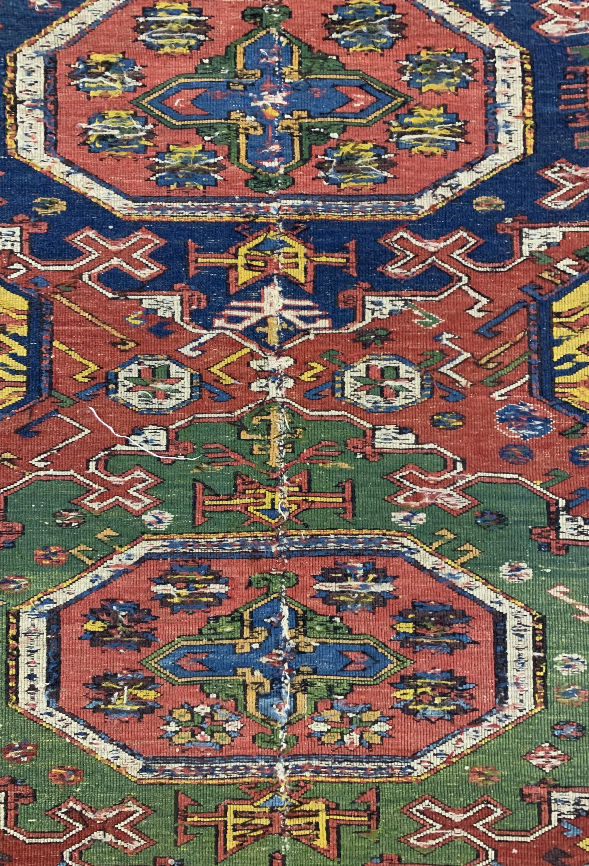 Detail j: Antiker Sumakh, Kaukasus, um 1900, Wolle auf Wolle, ca. 285 x 220 cm, EHZ: 2, (mittig zusammengesetzt),aus Sammlungsauflösung