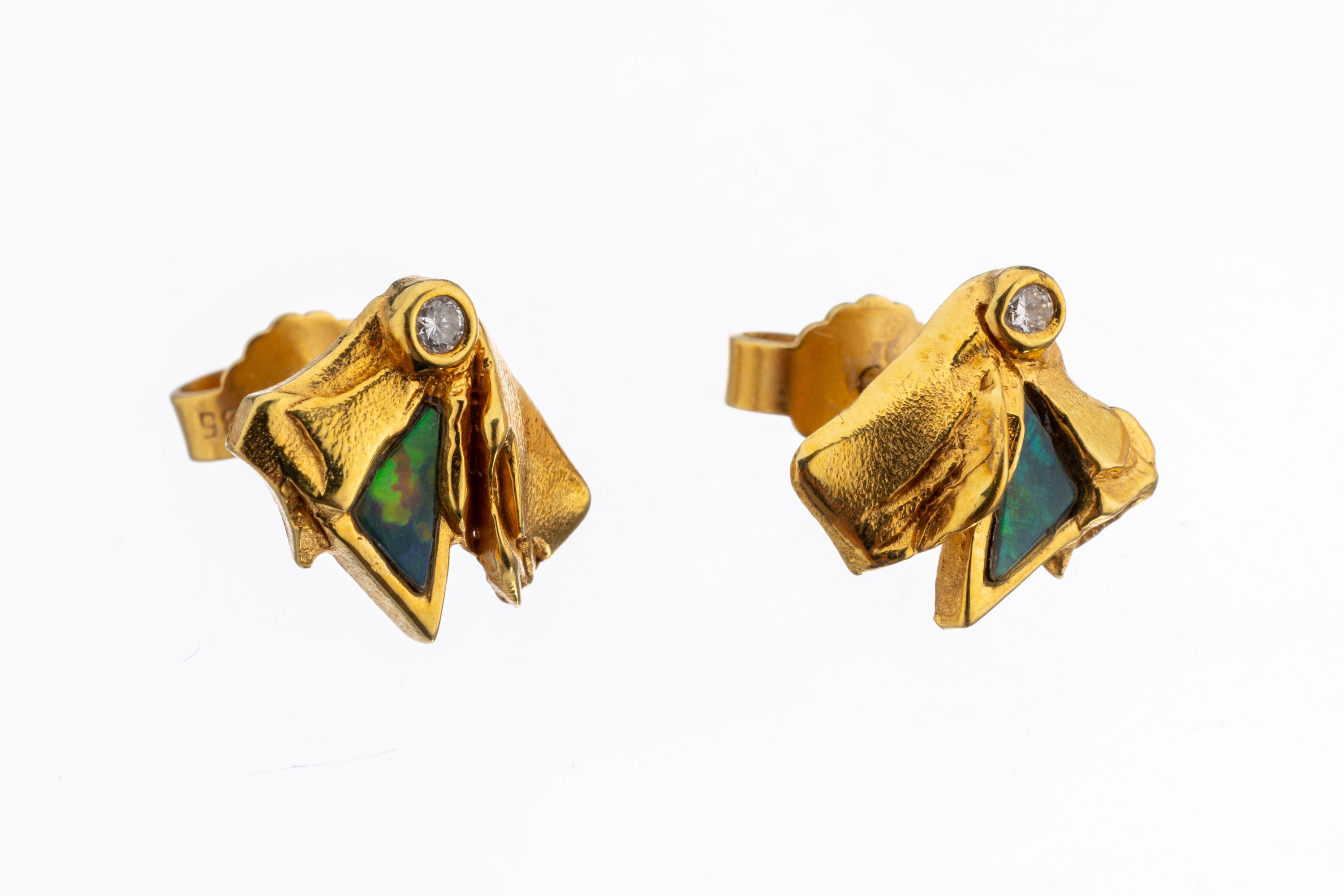 Paar 14 kt Gold Opal-Brillant-Ohrstecker, GG 585/000, abstrakt, 2 kl. Opal-Triangeln zus. ca. 0.30 ct, 2 Brillanten zus. ca. 0.06 ct Weiß/si