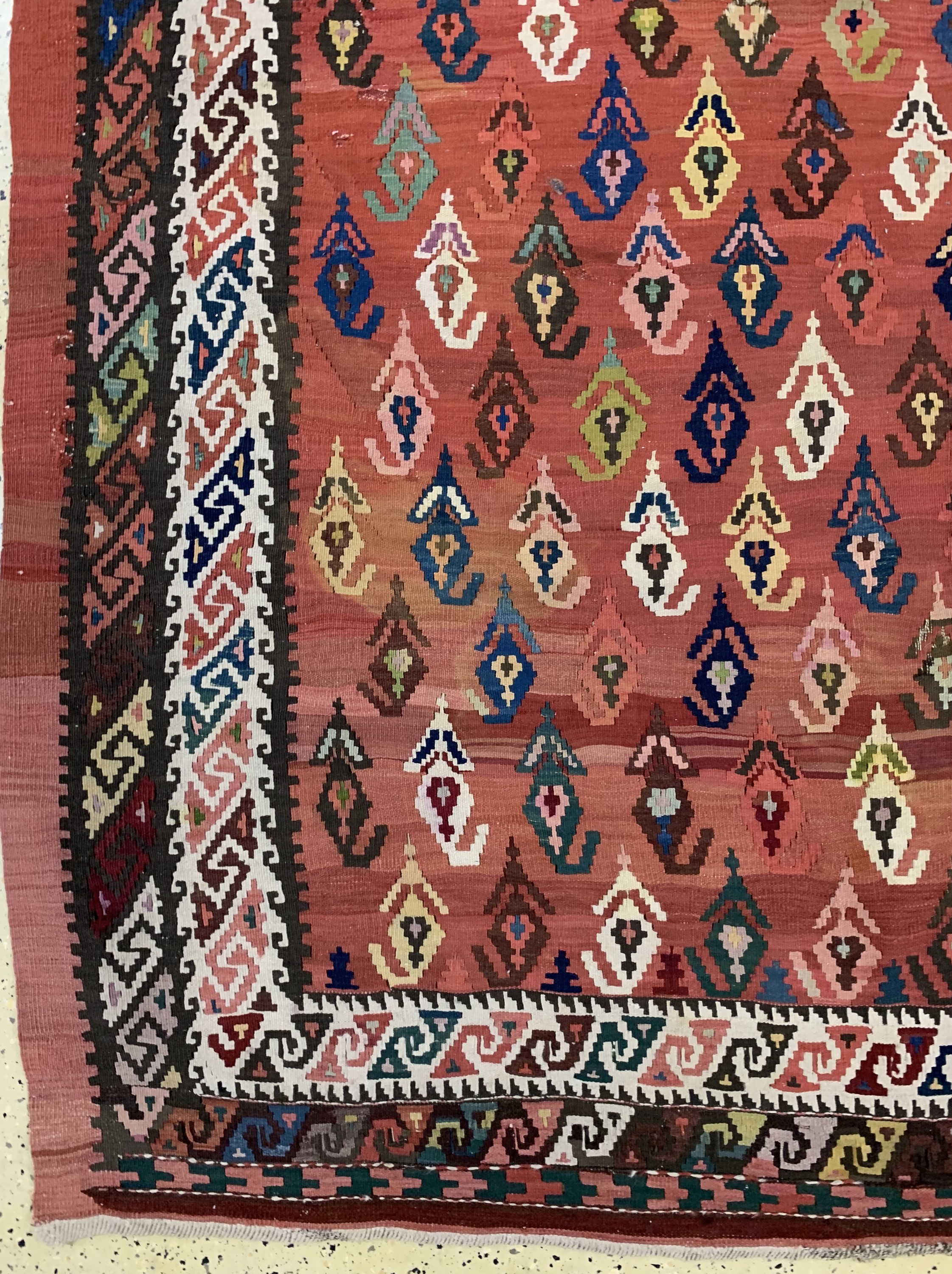 Detail b: Karabagh Kelim antik, Kaukasus, um 1900, Wolle auf Wolle, ca. 420 x 205 cm, EHZ: 3(fleckig),aus Sammlungsauflösung