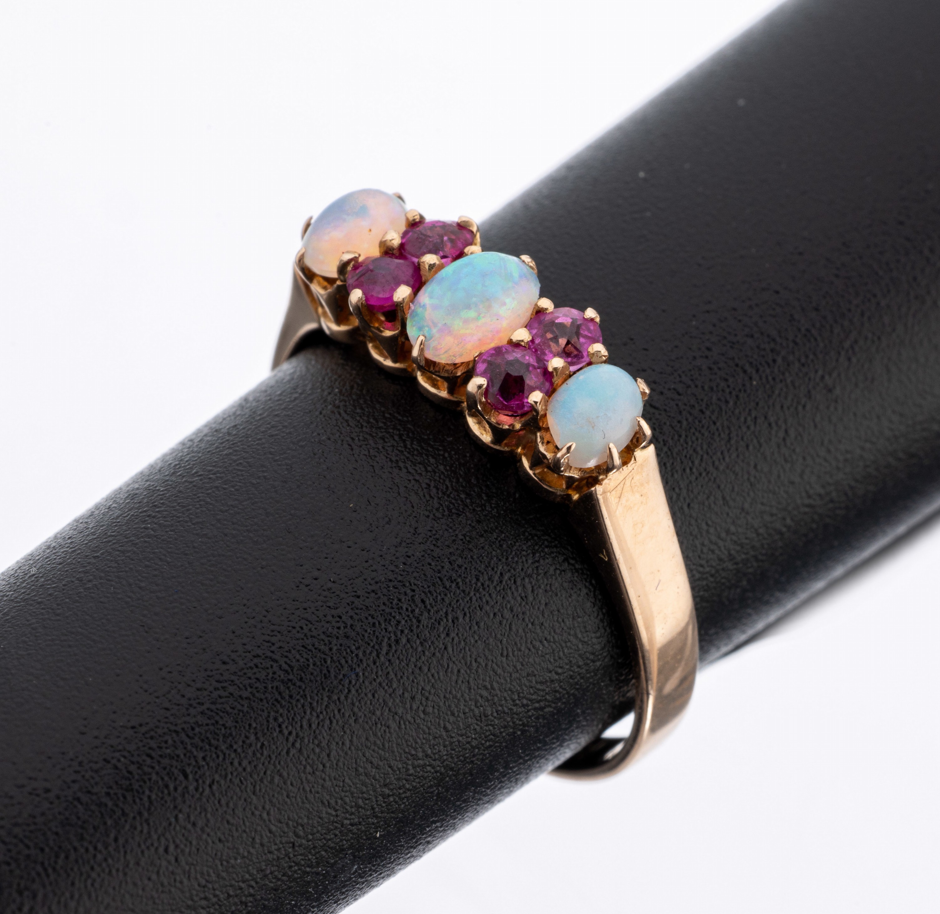 14 kt Gold Opal-Rubin-Ring, um 1900, GG 585/000, zarte feine Verarbeitung, 3 ovale Opal-Cabochons zus. ca. 0.40 ct, 4 rundfacett.Rubine zus. ca. ...