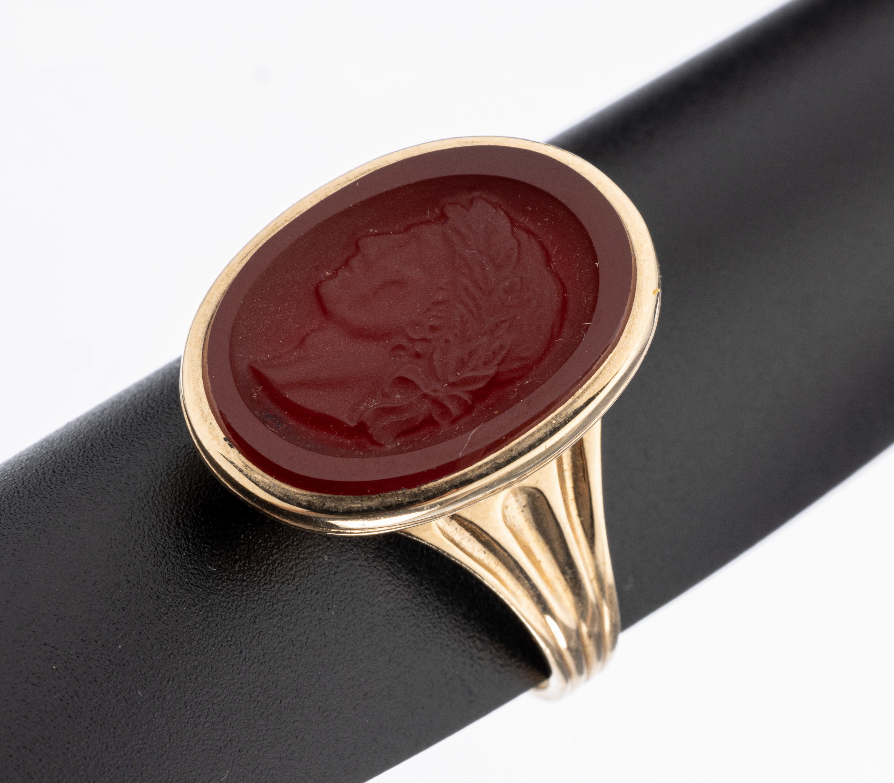 9 kt Gold Kamee-Ring, England um 1890, RG 375/000, ovaler Ringkopf mit Achat-Kamee, Darstellung eines Mannes im Profil nach antikem Vorbild, RW 72, ...