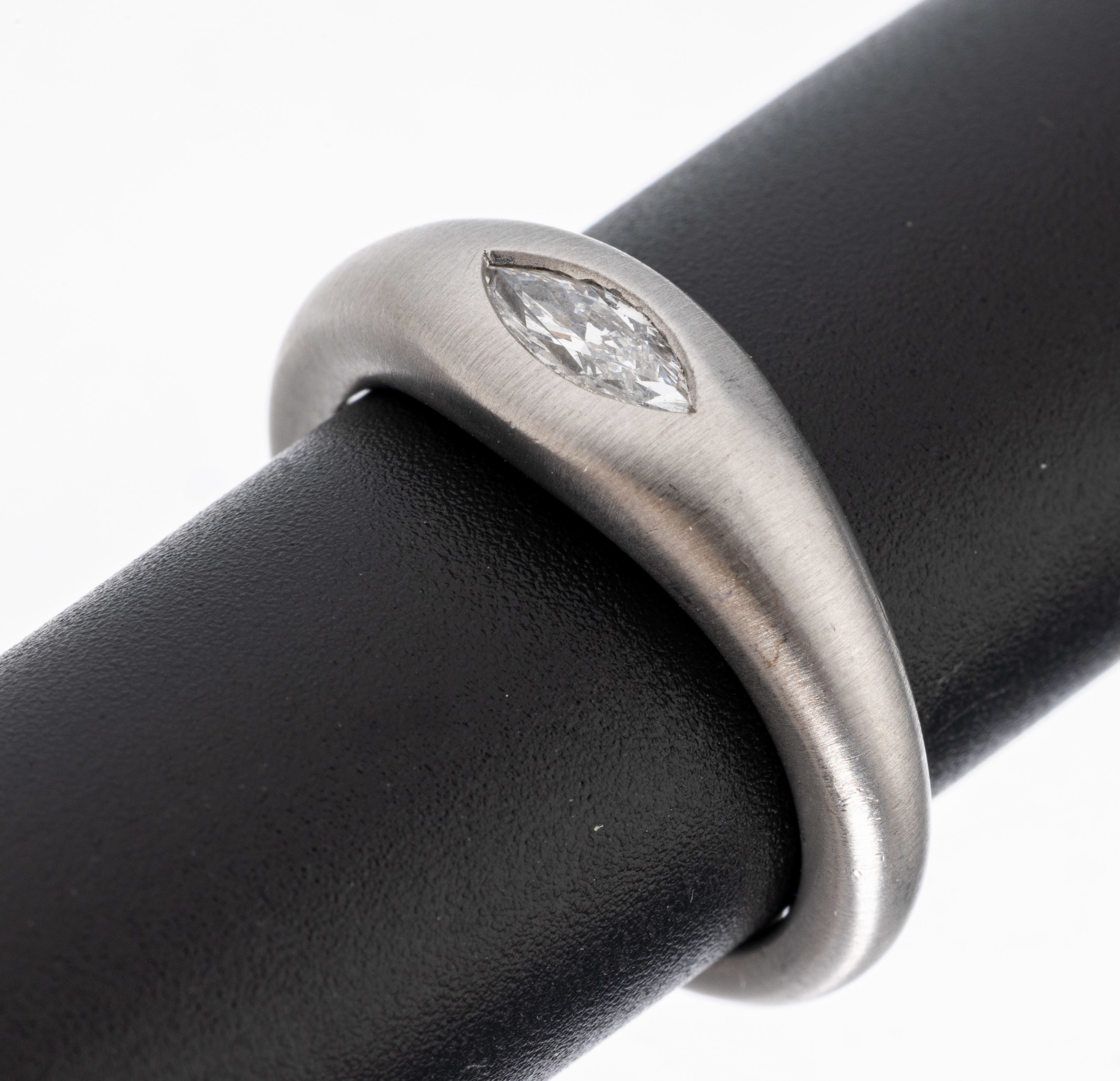 14 kt Gold Diamant-Ring, WG 585/000 sat., schlichte Gestaltung, 1 Diamant-Navette ca. 0.40 ct feines Weiß/si, RW 54, ca. 7.8 g