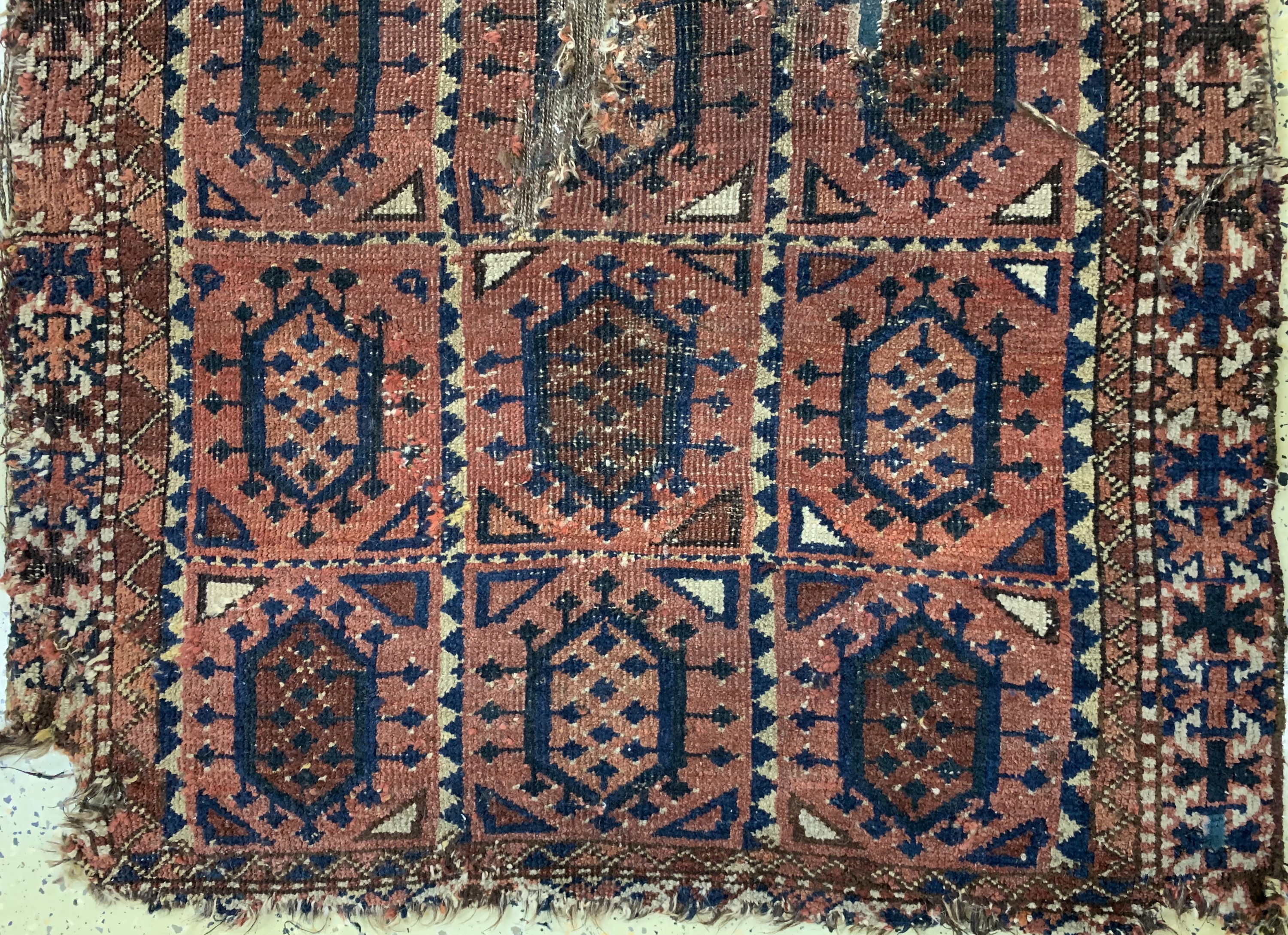 Detail b: Früher Ersari Fragment, Turkmenistan, Anfang 19.Jhd, Wolle auf Wolle, ca. 160 x 105 cm, EHZ: 4,aus Sammlungsauflösung