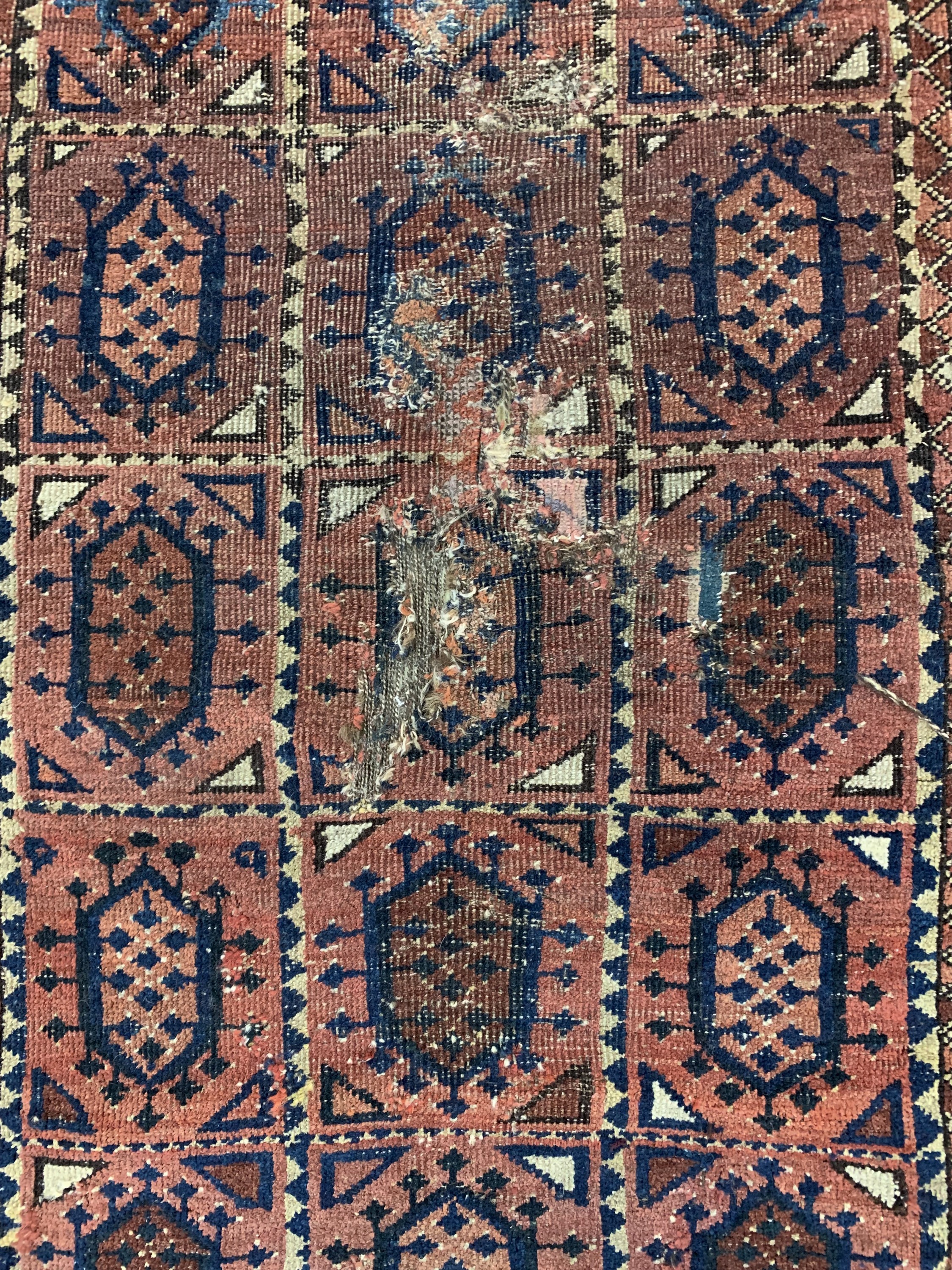 Detail c: Früher Ersari Fragment, Turkmenistan, Anfang 19.Jhd, Wolle auf Wolle, ca. 160 x 105 cm, EHZ: 4,aus Sammlungsauflösung