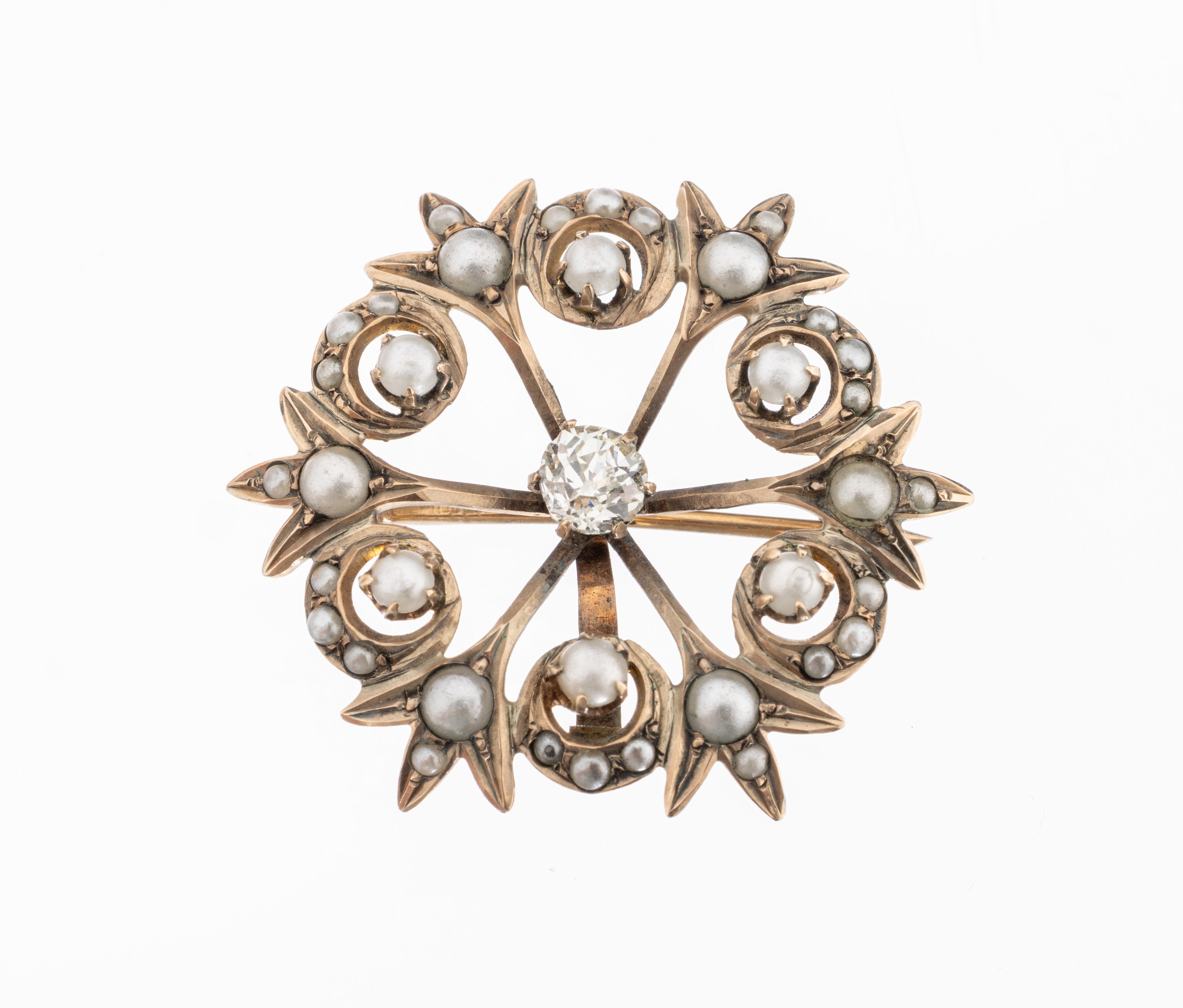 9 kt Gold Diamant-Perl-Brosche, England um 1900, RG 375/000 gepr., floral, rund, mittig Altschliffdiamant ca. 0.35 ct l.get.Weiß/si, kl. ...