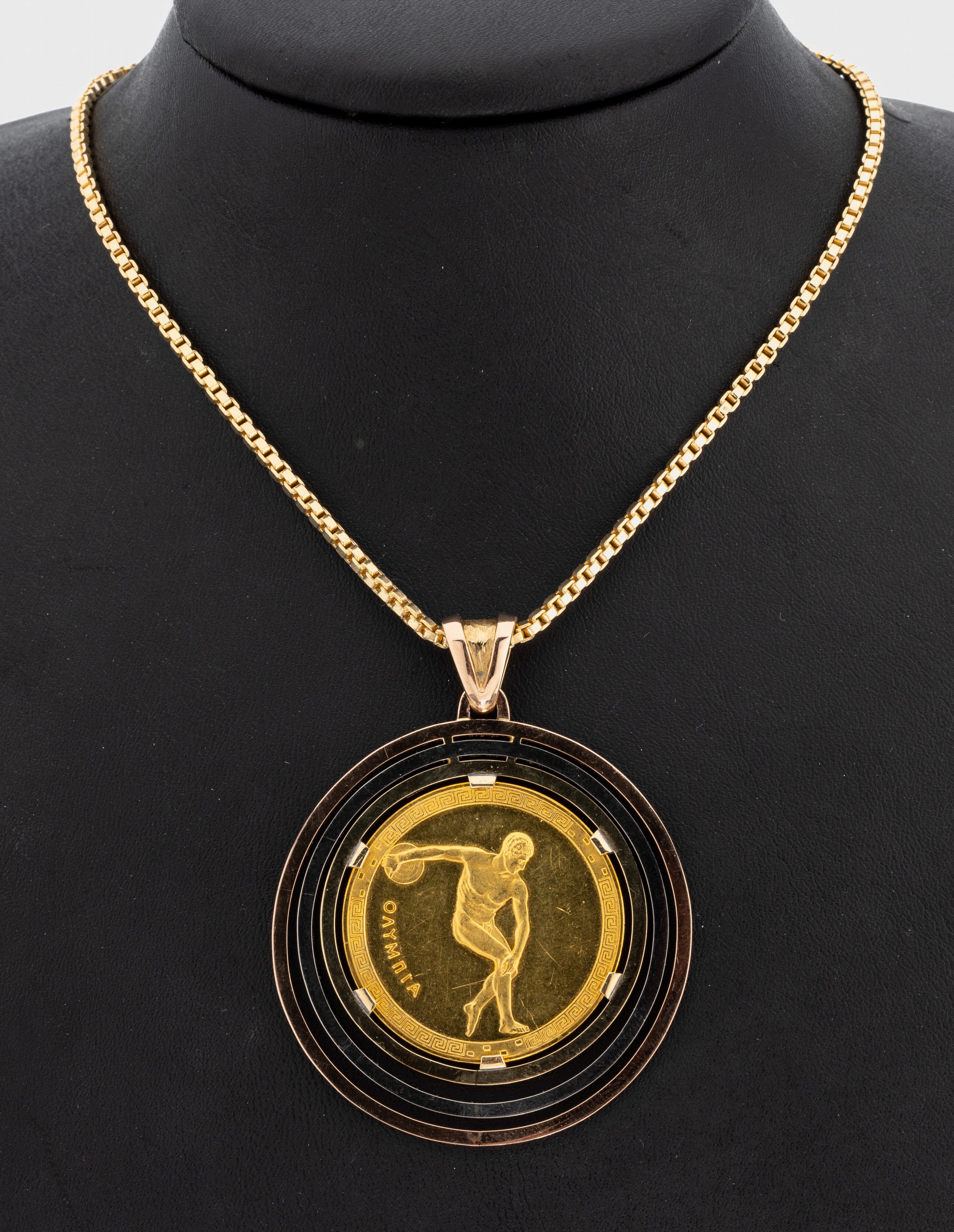Detail a: 14 kt Gold Medaillen-Anhänger, GG/WG/RG 585/000, lose gefasste Medaille, 999er Gold, Olympische Spiele Mexiko 1968, RS: Diskuswerfer Myron, Rahmung ...