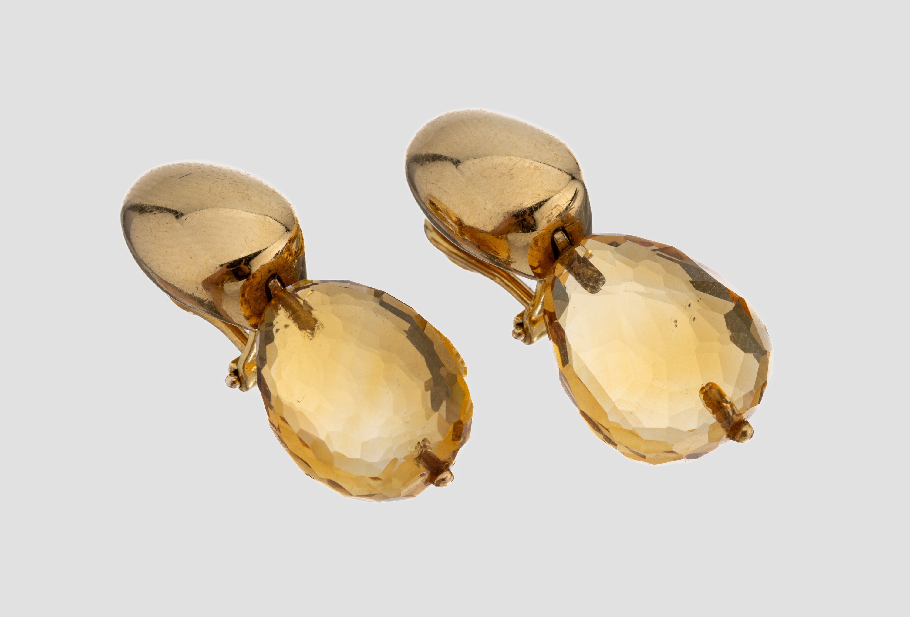 Paar 18 kt Gold Citrin-Ohrclips, GG 750/000, schlicht, bewegl. facett. Citrin- Pampelabhängung zus. ca. 15.00 ct, ca. 15.4 g
