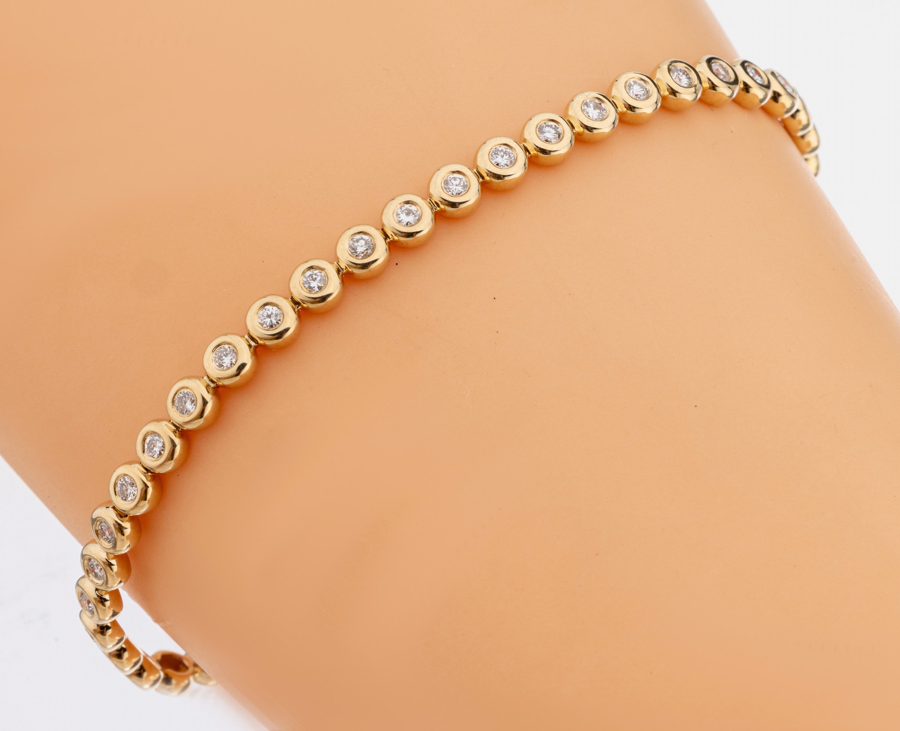 14 kt Gold Brillant-Linienarmband, GG 585/000, 45 Brillanten zus. ca. 1.18 ct (grav.) Weiß/si, L. ca. 18.5 cm, Kastenschlossmit 2 ...