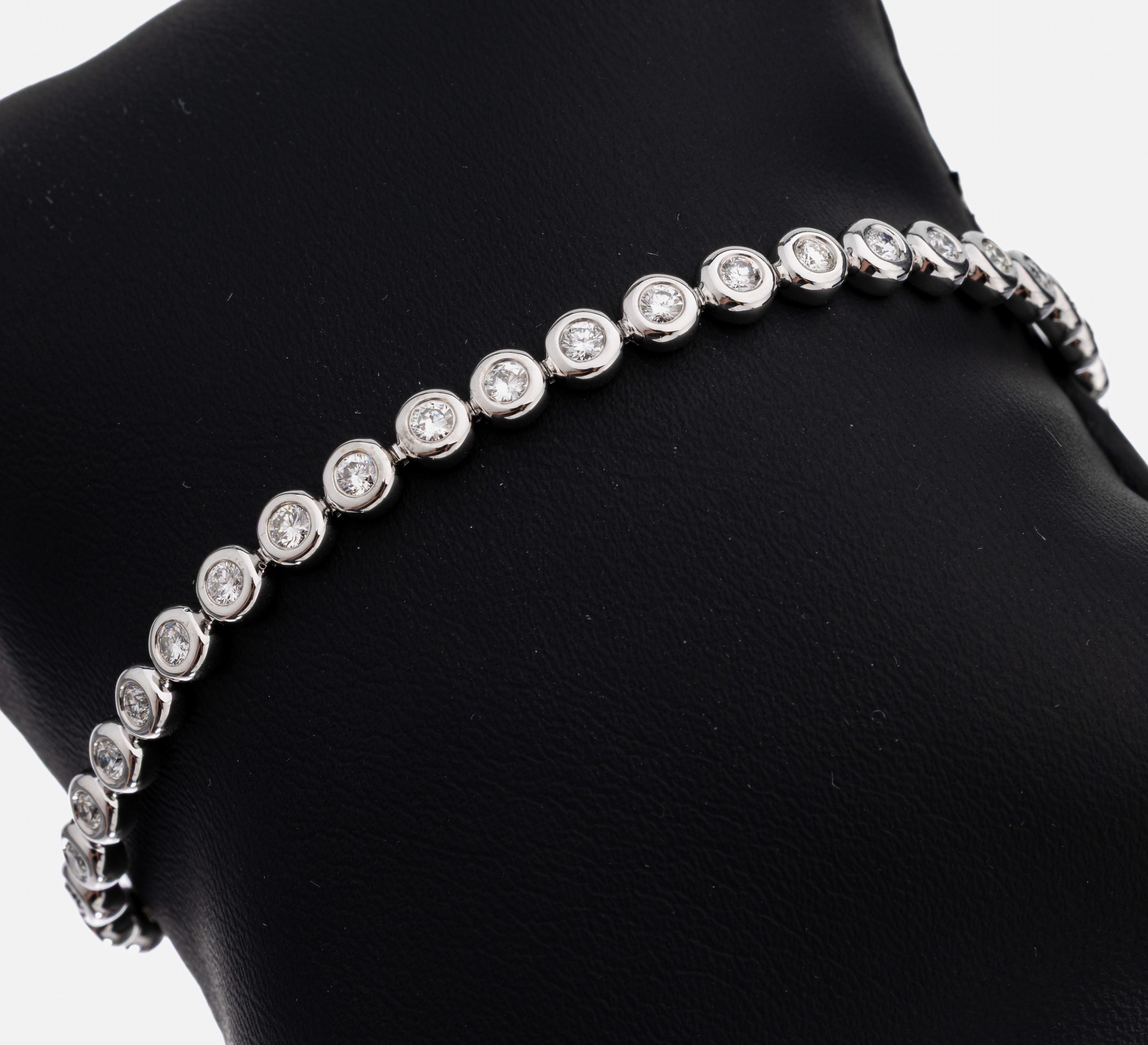 14 kt Gold Brillant-Linienarmband, WG 585/000, 40 Brillanten zus. ca. 1.87 ct (grav.) Weiß-l.get.Weiß/si, L. ca. 18.5 cm, Kastenschloss mit 2 ...