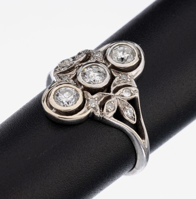 Image 26853936 - 14 kt Gold Art Deco Diamant-Ring, um 1920-30, WG 585/000, 3 Altschliffdiamanten und 10 ...