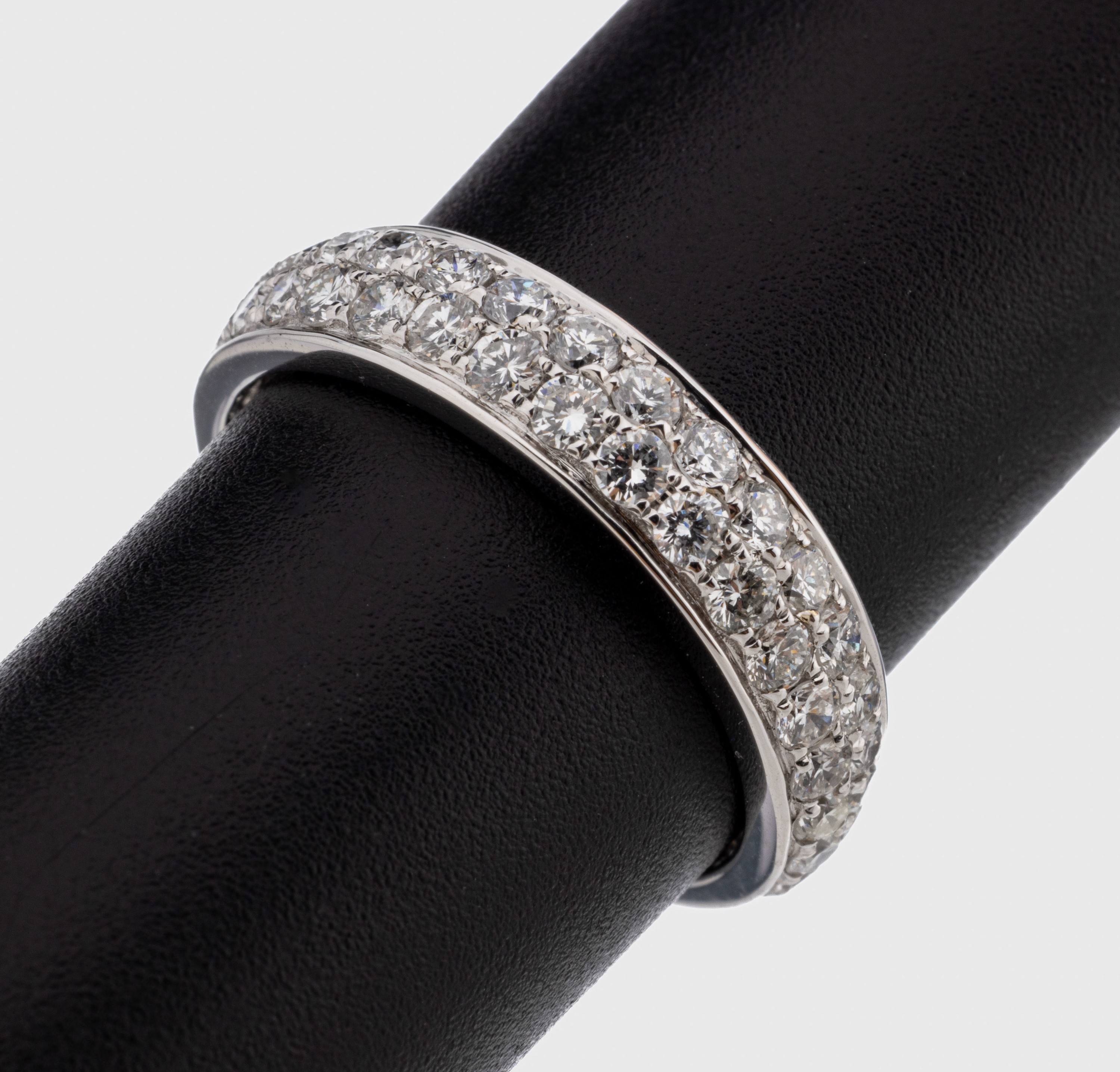 14 kt Gold Brillant-Ring, WG 585/000, 36 Brillanten zus. ca. 1.07 ct (grav.) feines Weiß-Weiß/vs-si, RW 54, ca. 3.1 g