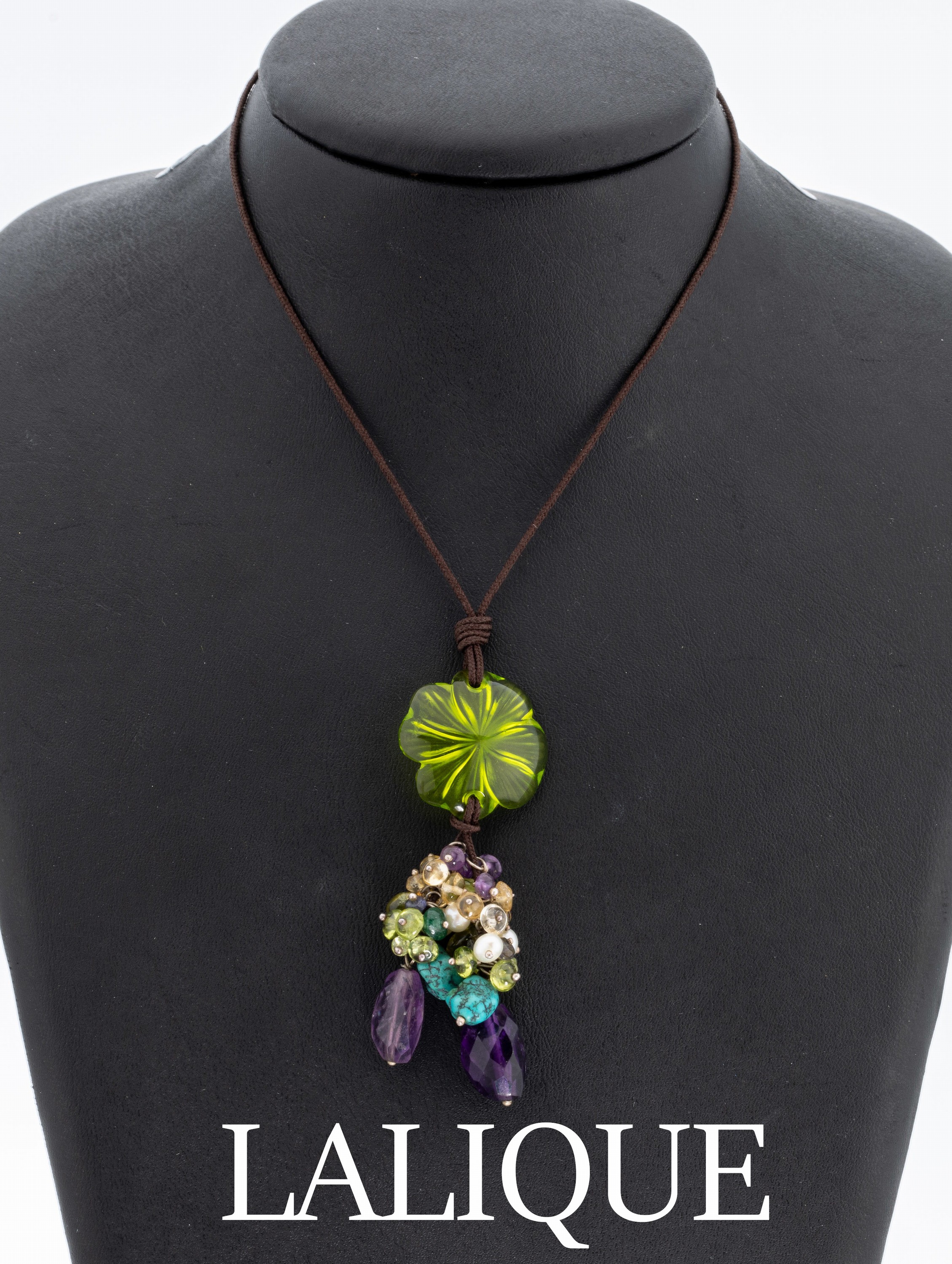 LALIQUE Farbstein-Collier, grüne Glasblüte,rs. sign., bewegl. Abhängungen mit Farbsteinen, Türkis, Amethyst und Peridot, kl.Perlen, an Stoffband ...