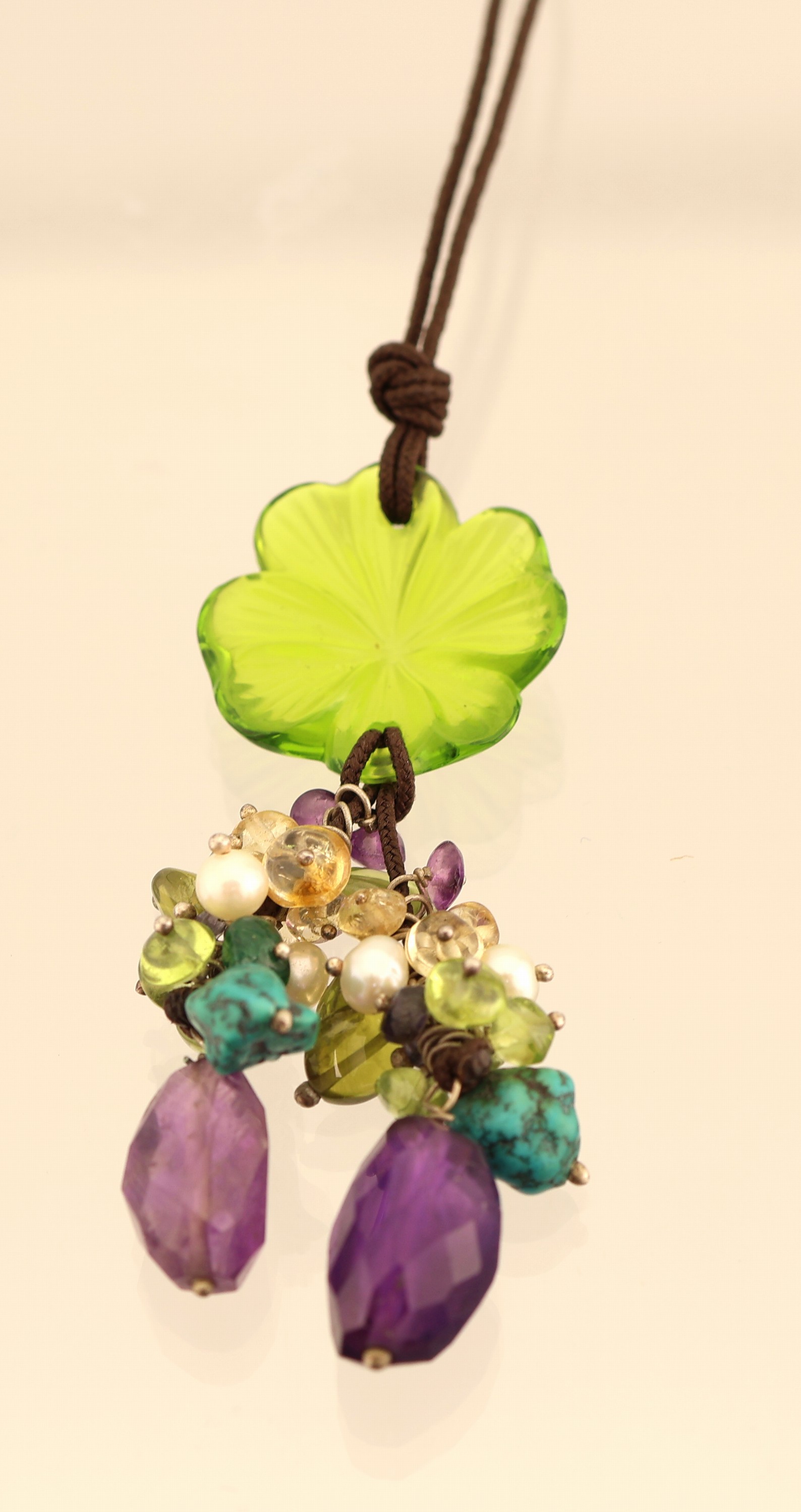 Detail a: LALIQUE Farbstein-Collier, grüne Glasblüte,rs. sign., bewegl. Abhängungen mit Farbsteinen, Türkis, Amethyst und Peridot, kl.Perlen, an Stoffband ...