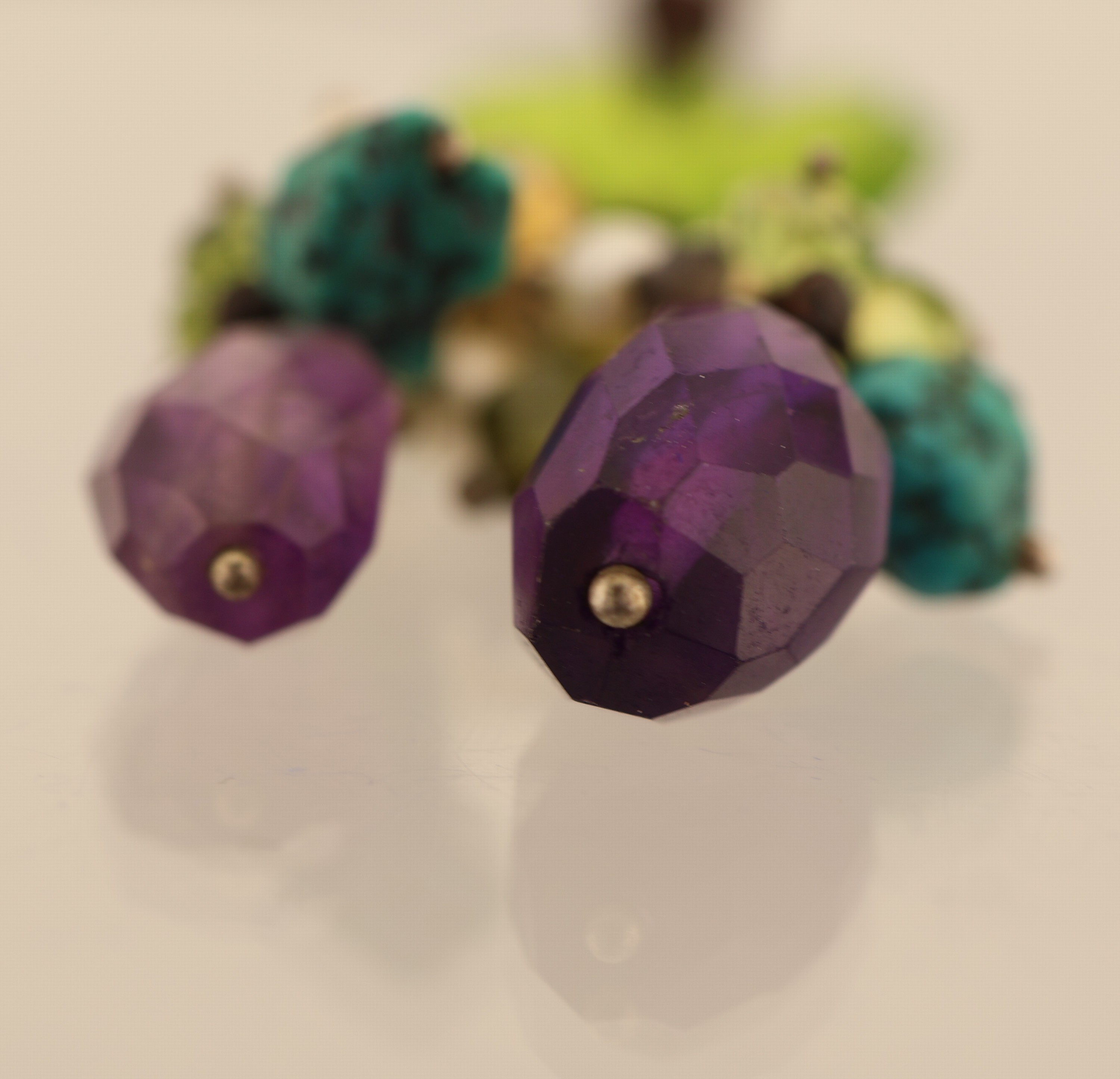 Detail b: LALIQUE Farbstein-Collier, grüne Glasblüte,rs. sign., bewegl. Abhängungen mit Farbsteinen, Türkis, Amethyst und Peridot, kl.Perlen, an Stoffband ...