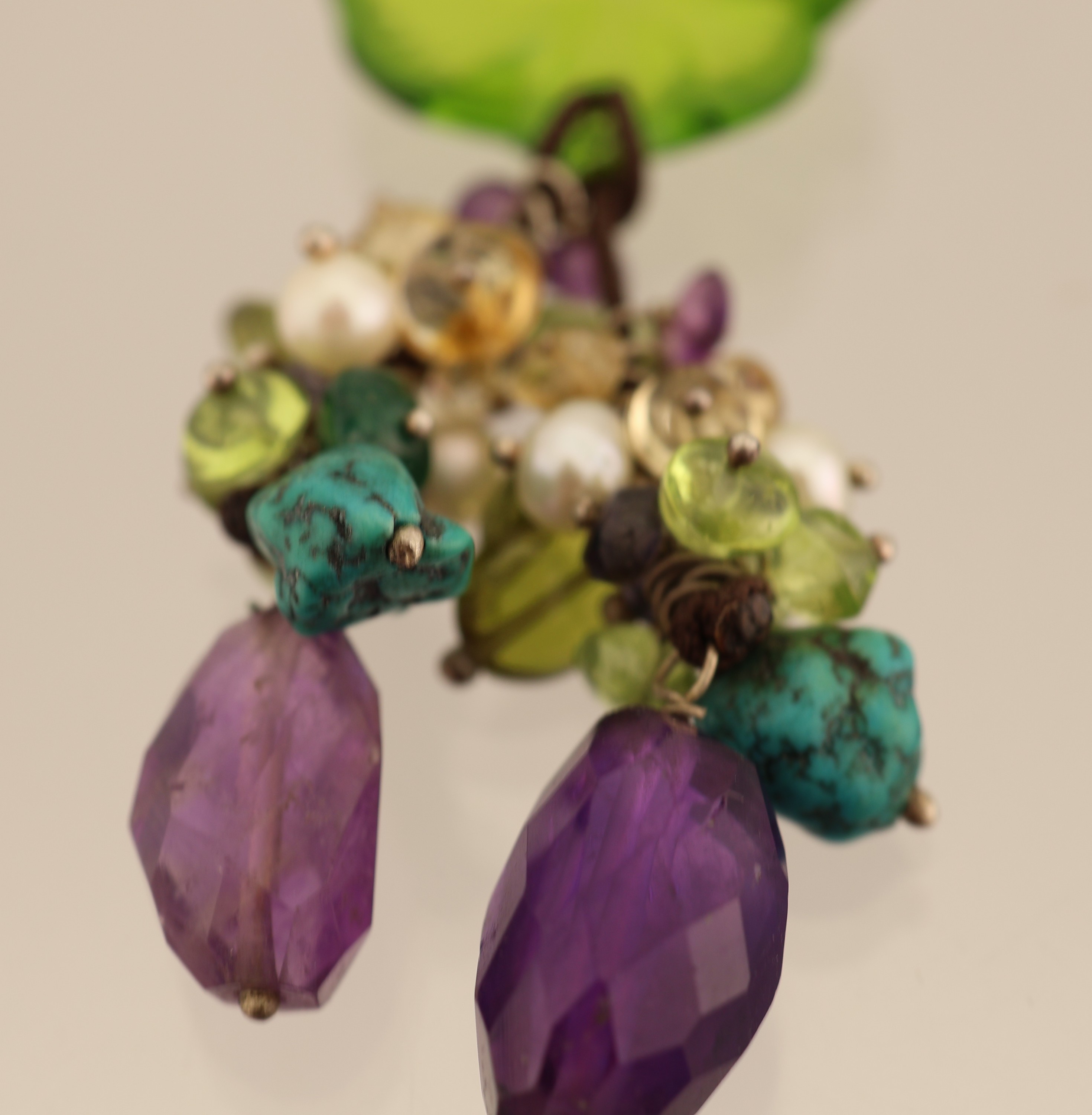 Detail c: LALIQUE Farbstein-Collier, grüne Glasblüte,rs. sign., bewegl. Abhängungen mit Farbsteinen, Türkis, Amethyst und Peridot, kl.Perlen, an Stoffband ...