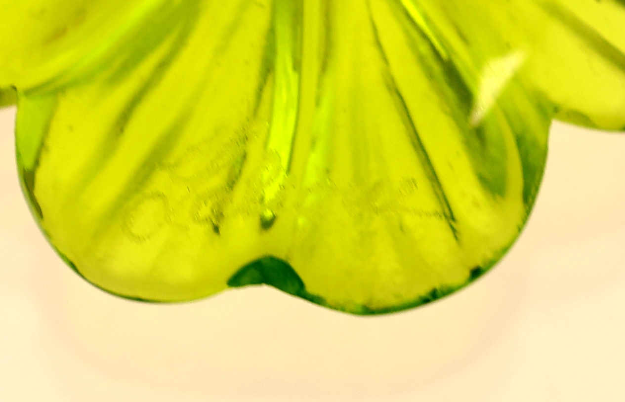 Detail d: LALIQUE Farbstein-Collier, grüne Glasblüte,rs. sign., bewegl. Abhängungen mit Farbsteinen, Türkis, Amethyst und Peridot, kl.Perlen, an Stoffband ...