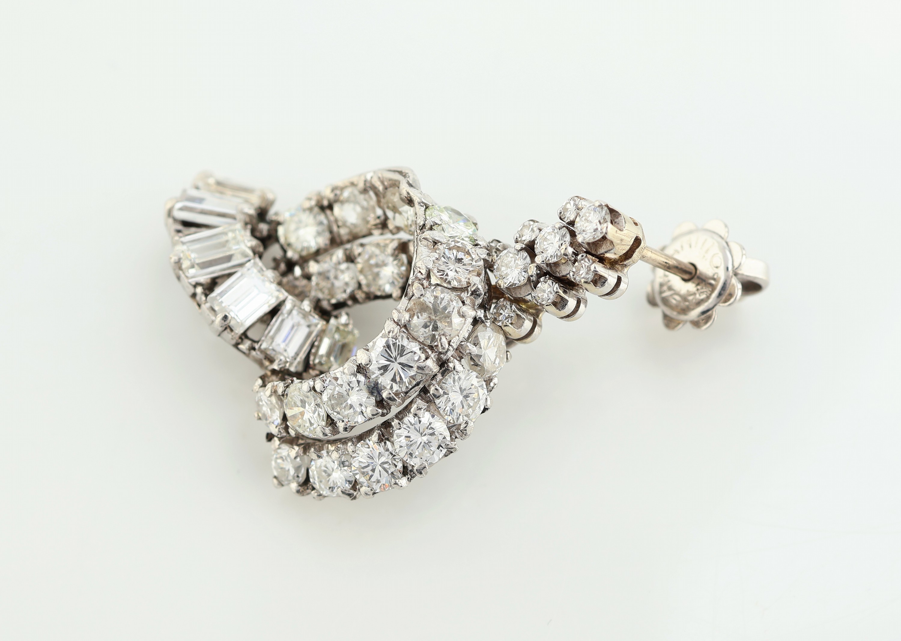 Detail b: Paar Platin Diamant-Ohrstecker, Pt gepr., mit bewegl. Abhängung, 70 Brillanten, Diamant-Baguettes und 8/8-Diamanten zus. ca. 5.0 ct Weiß/si-p, ca. ...