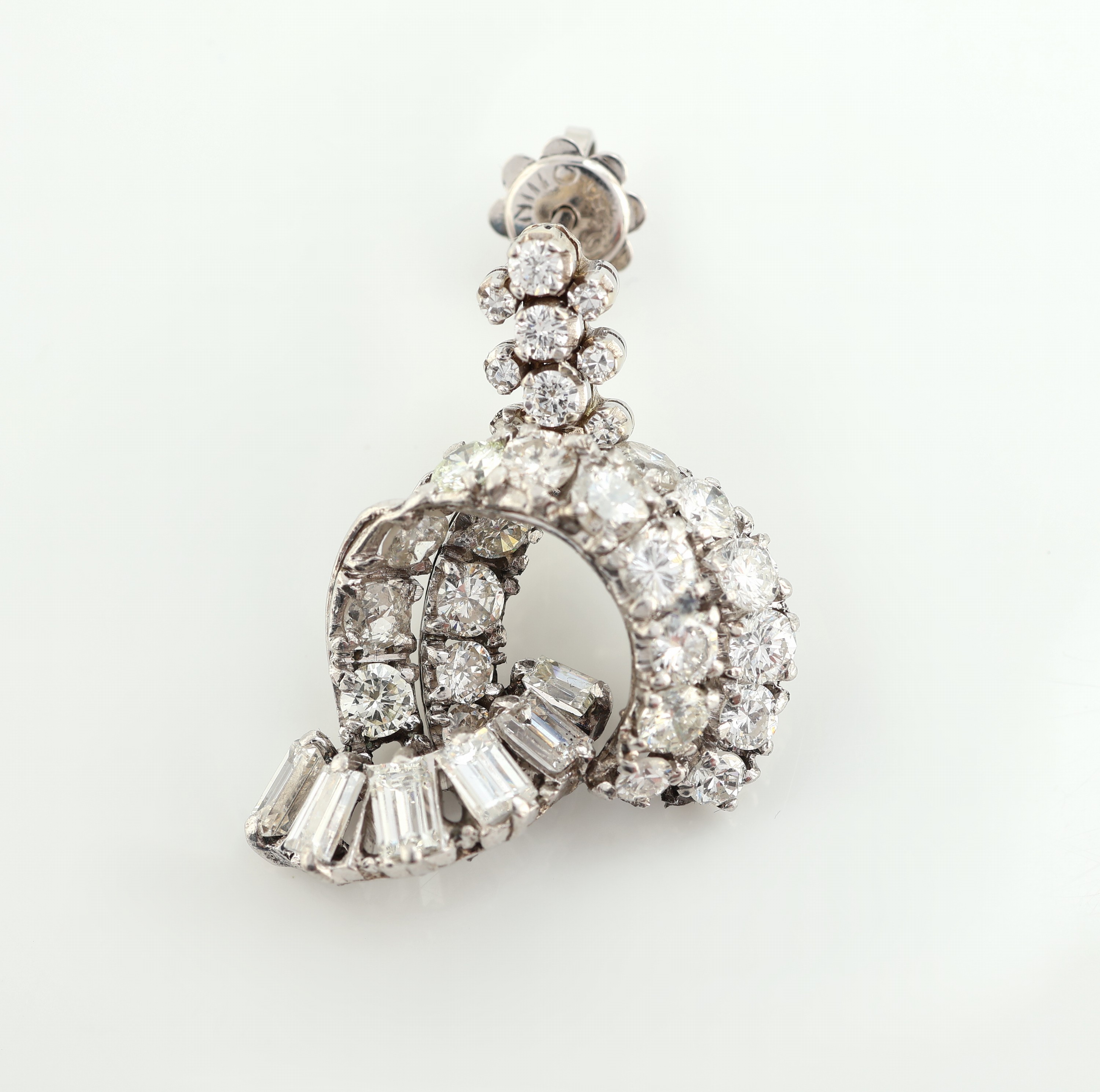 Detail c: Paar Platin Diamant-Ohrstecker, Pt gepr., mit bewegl. Abhängung, 70 Brillanten, Diamant-Baguettes und 8/8-Diamanten zus. ca. 5.0 ct Weiß/si-p, ca. ...
