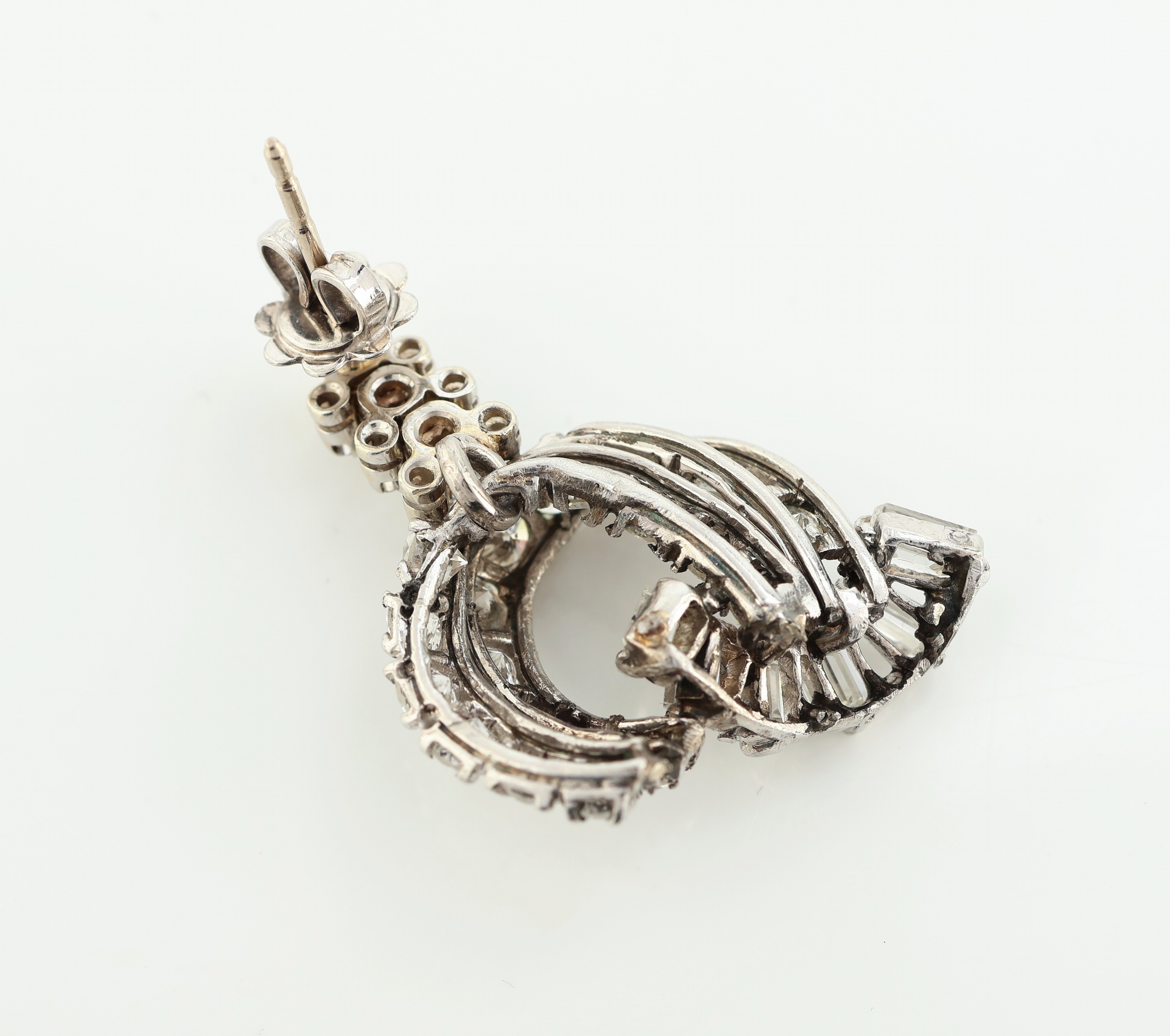 Detail d: Paar Platin Diamant-Ohrstecker, Pt gepr., mit bewegl. Abhängung, 70 Brillanten, Diamant-Baguettes und 8/8-Diamanten zus. ca. 5.0 ct Weiß/si-p, ca. ...