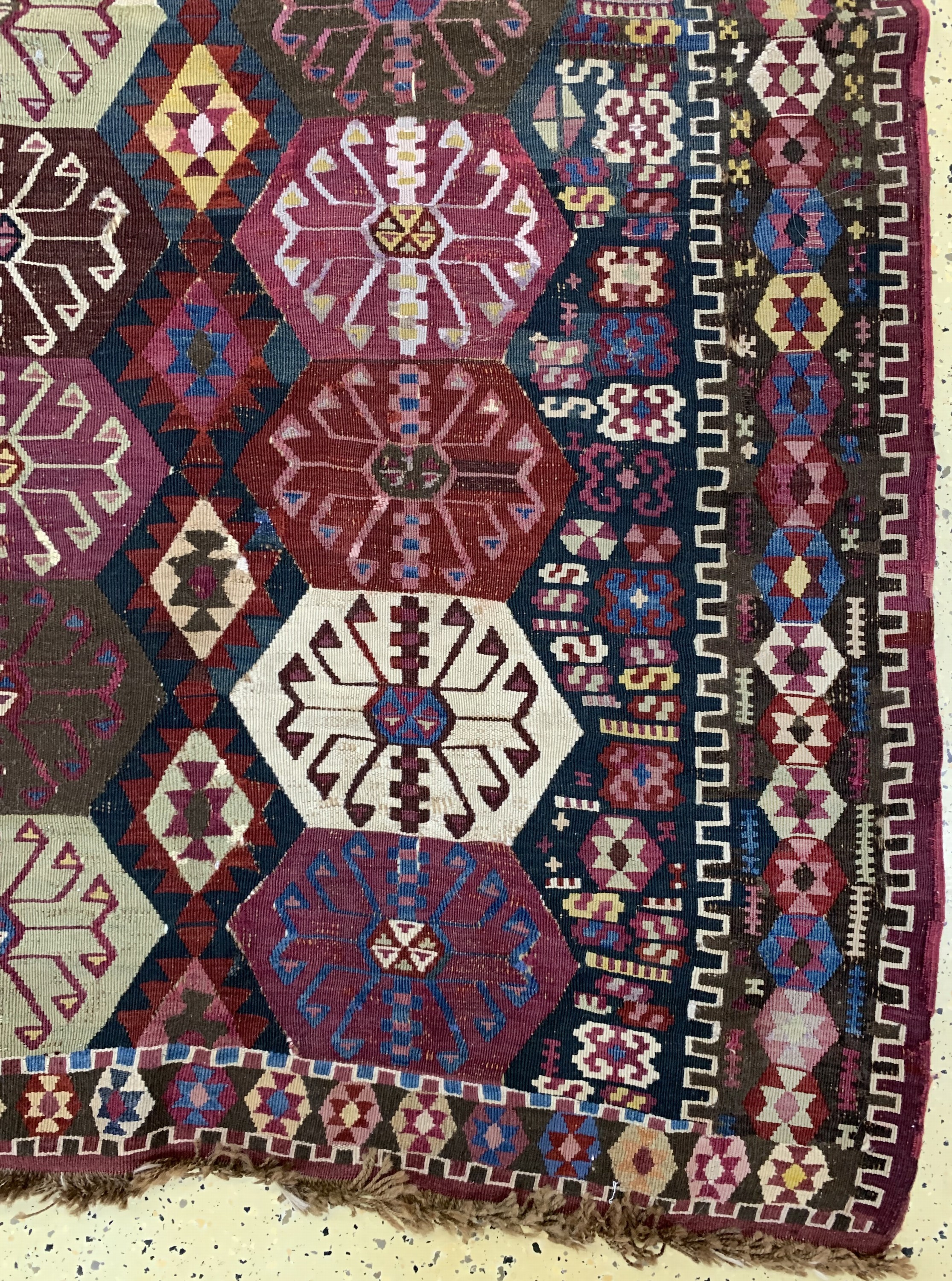 Detail a: Antiker Malatya Kelim, Türkei, 19.Jhd, Wolle auf Wolle, ca. 175 x 160 cm, EHZ: 2-3, (kleine Restaurierungen)