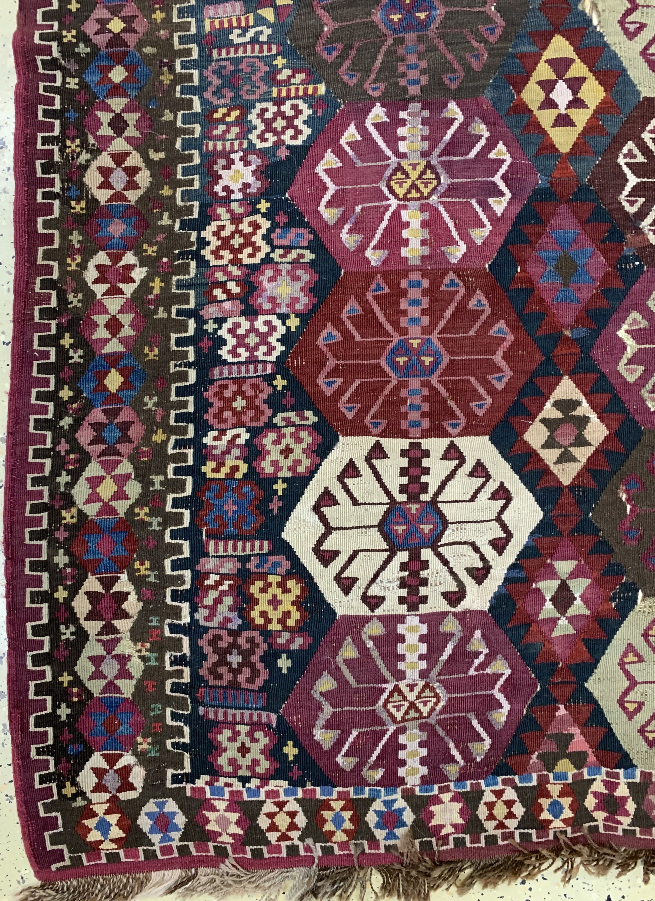 Detail b: Antiker Malatya Kelim, Türkei, 19.Jhd, Wolle auf Wolle, ca. 175 x 160 cm, EHZ: 2-3, (kleine Restaurierungen)