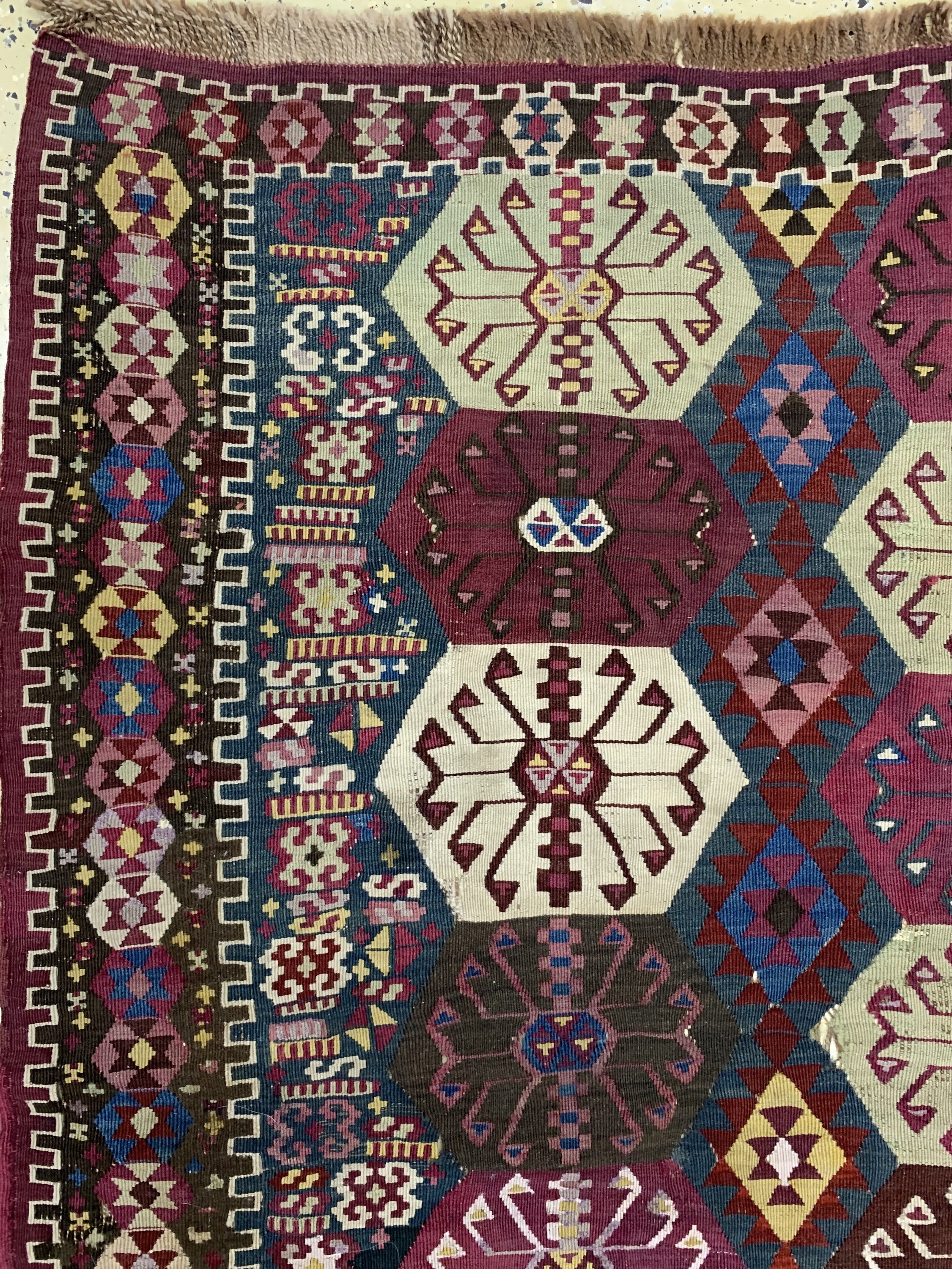 Detail c: Antiker Malatya Kelim, Türkei, 19.Jhd, Wolle auf Wolle, ca. 175 x 160 cm, EHZ: 2-3, (kleine Restaurierungen)