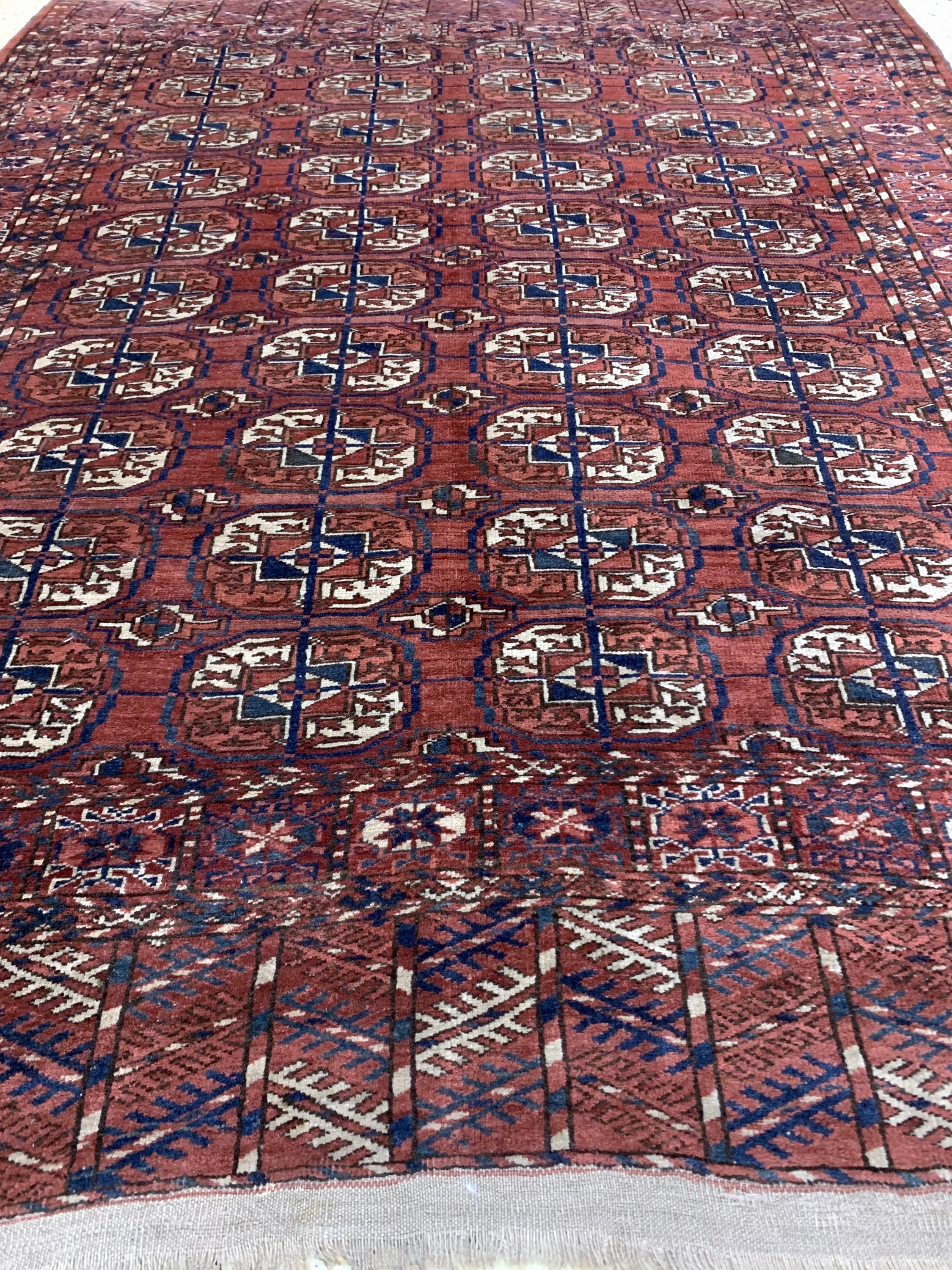 Detail c: Tekke antik, Turkmenistan, 19.Jhd, Wolle auf Wolle, ca. 160 x 130 cm, EHZ: 2,aus Sammlungsauflösung
