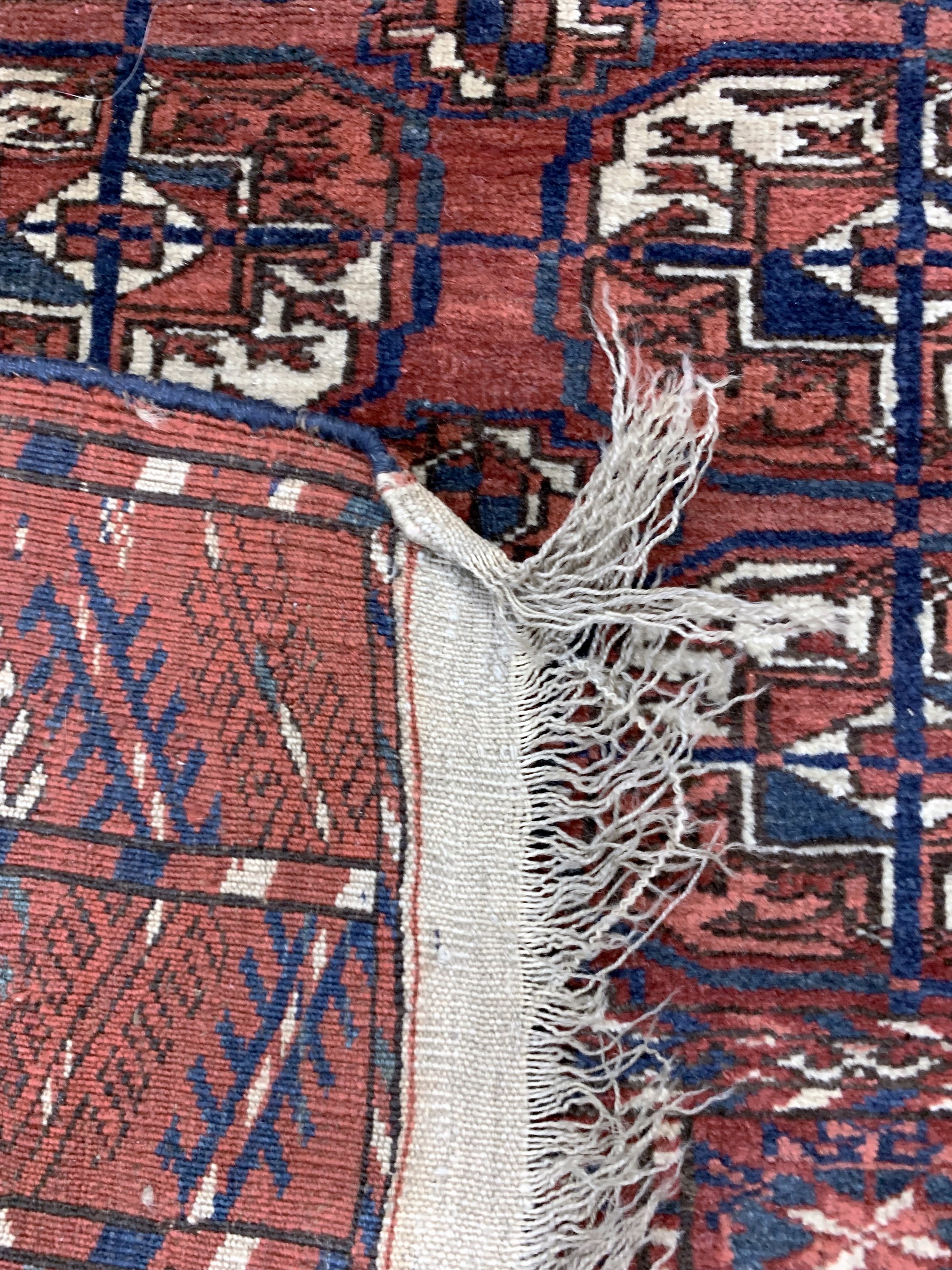 Detail d: Tekke antik, Turkmenistan, 19.Jhd, Wolle auf Wolle, ca. 160 x 130 cm, EHZ: 2,aus Sammlungsauflösung